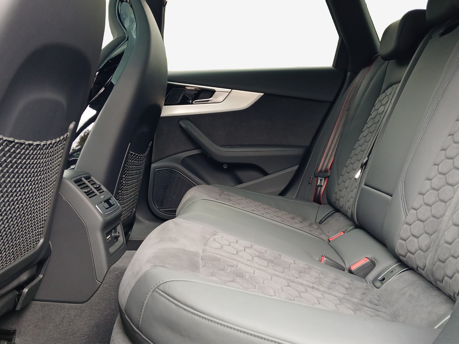 AUDI RS4 Avant quattro tiptronic-image-11