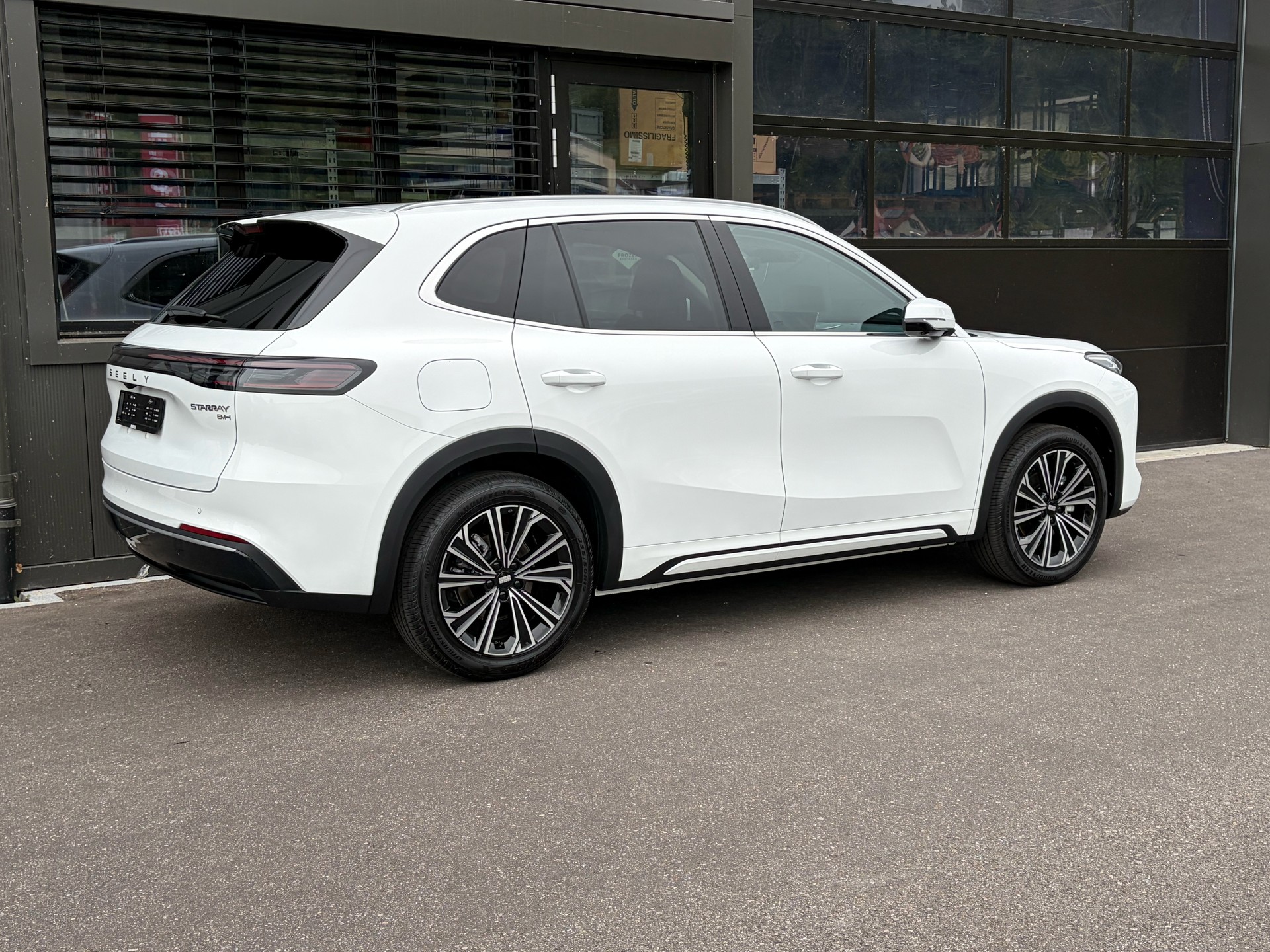 GEELY Starray EM-i Max+ PHEV-showroom-element-1