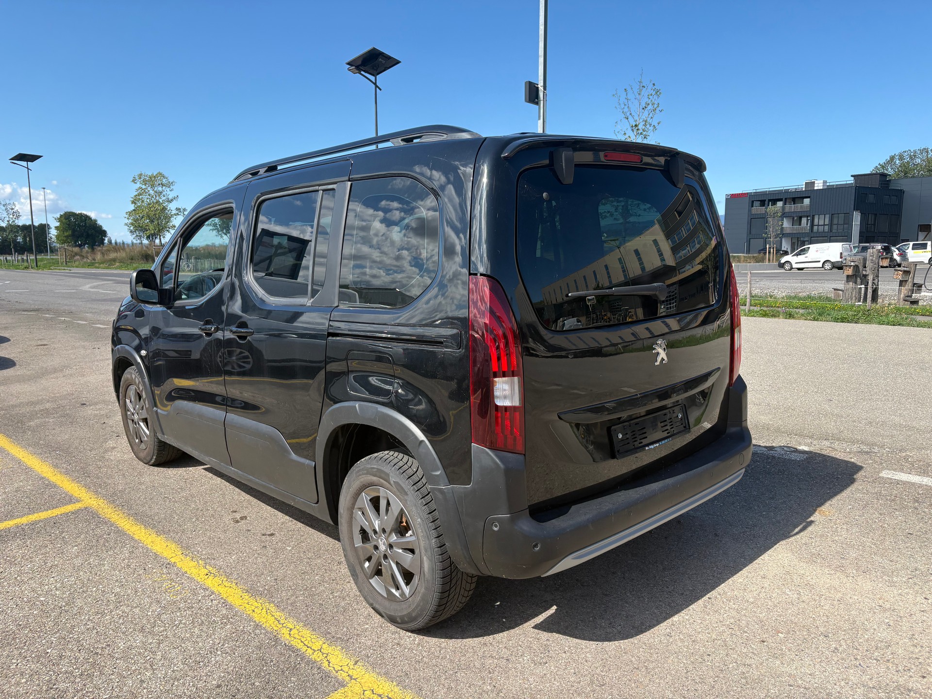 PEUGEOT Rifter 1.2 PureTech Allure EAT8-image-7