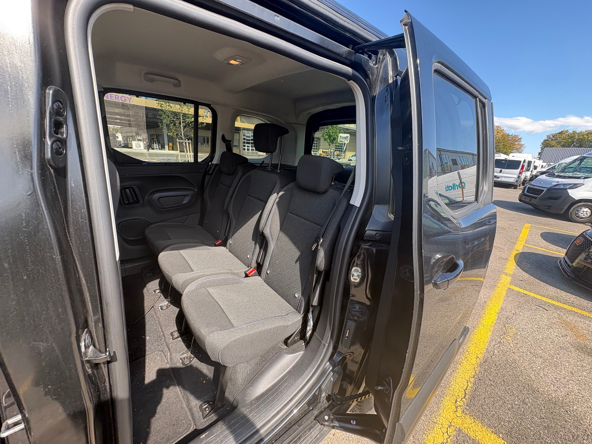 PEUGEOT Rifter 1.2 PureTech Allure EAT8-image-3