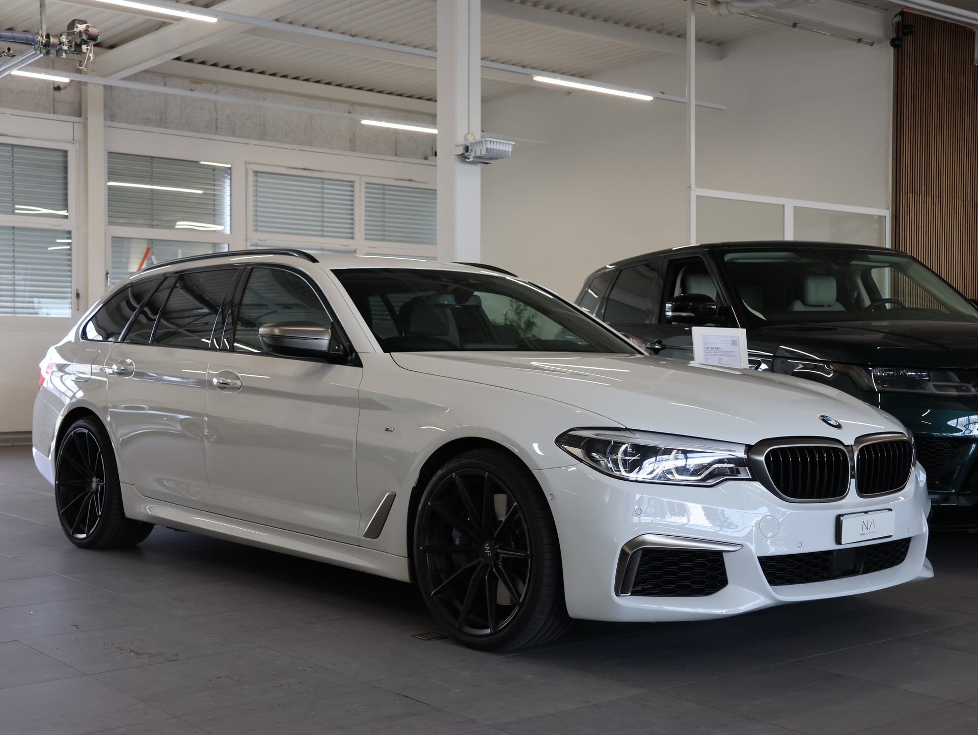 BMW M550d xDrive Touring Steptronic *ALPINWEISS-LACKIERUNG*-showroom-element-1