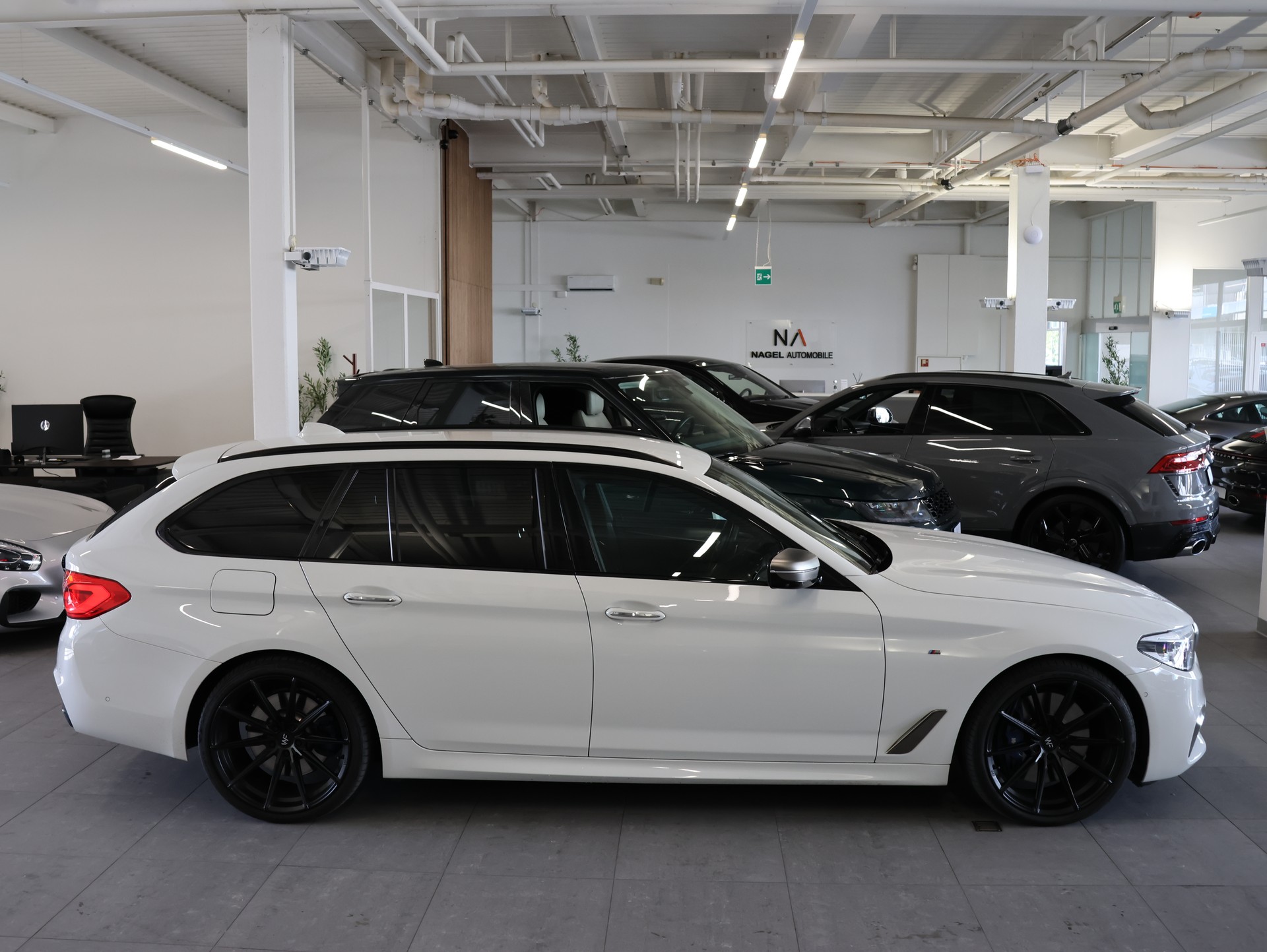 BMW M550d xDrive Touring Steptronic *ALPINWEISS-LACKIERUNG*-image-9