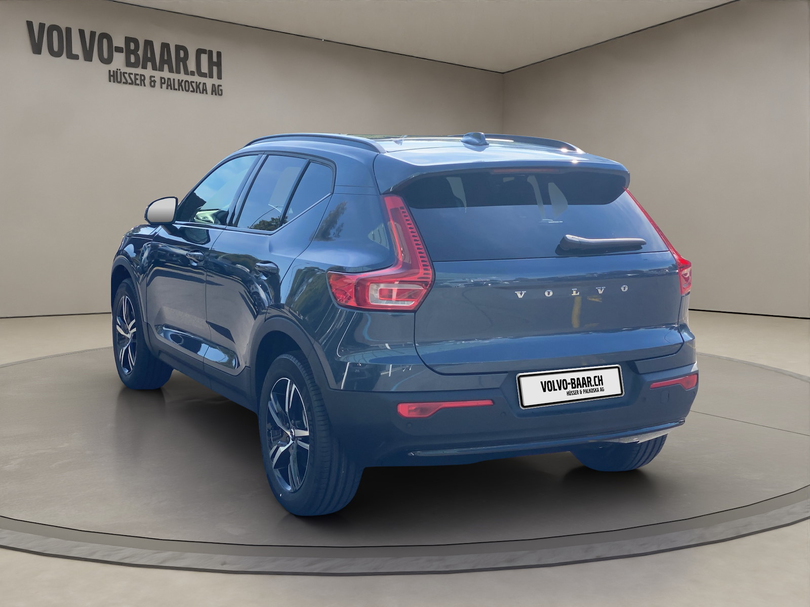 VOLVO XC40 2.0 B3 MH Plus Dark-showroom-element-2