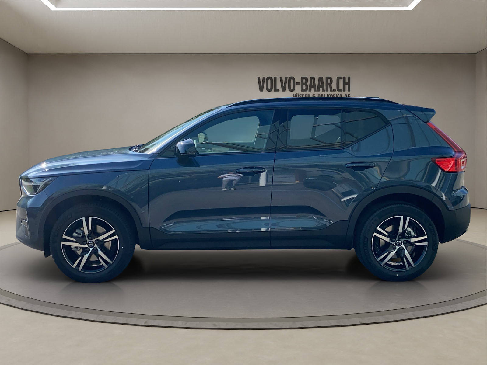 VOLVO XC40 2.0 B3 MH Plus Dark-showroom-element-1