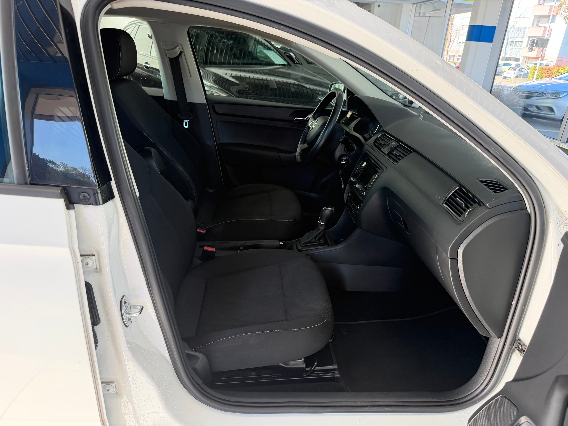 SKODA Rapid 1.4 TSI Ambition DSG-image-12