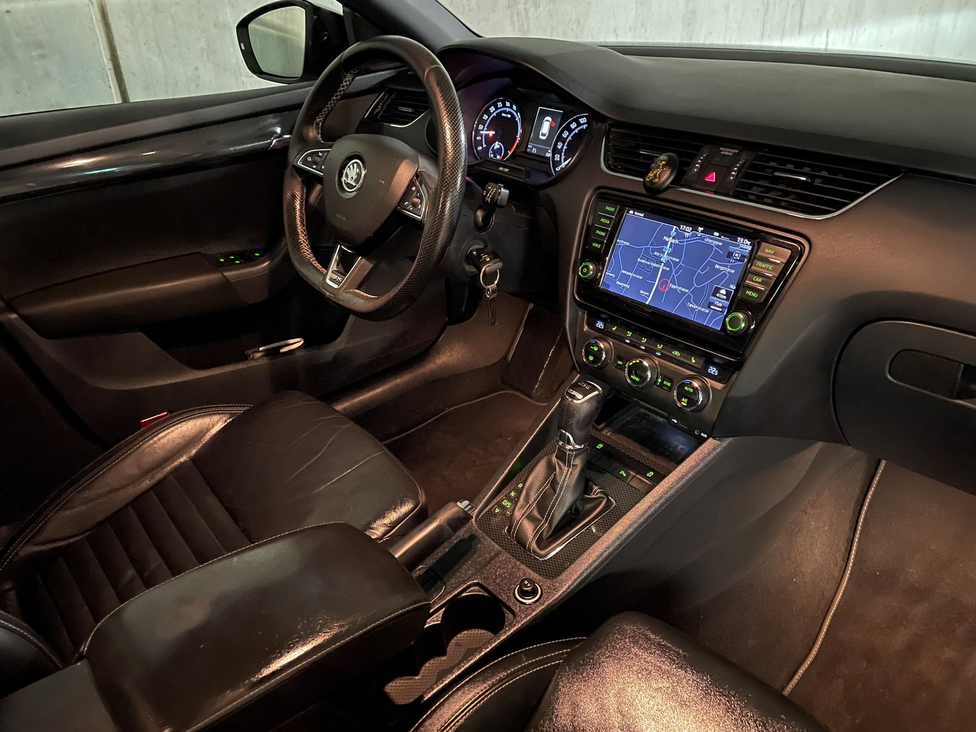 SKODA Octavia Combi 2.0 TDI RS DSG-image-27