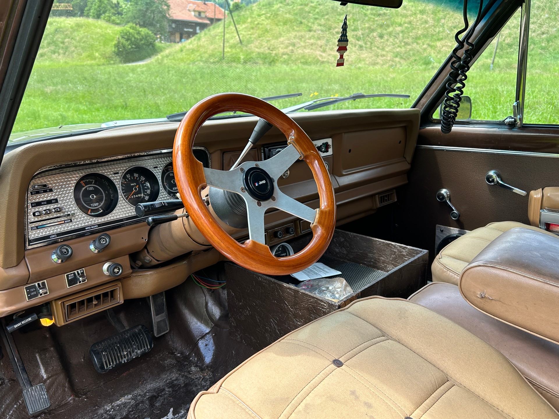 JEEP Cherokee Chief 5.9 V8 Golden Eagle-image-9