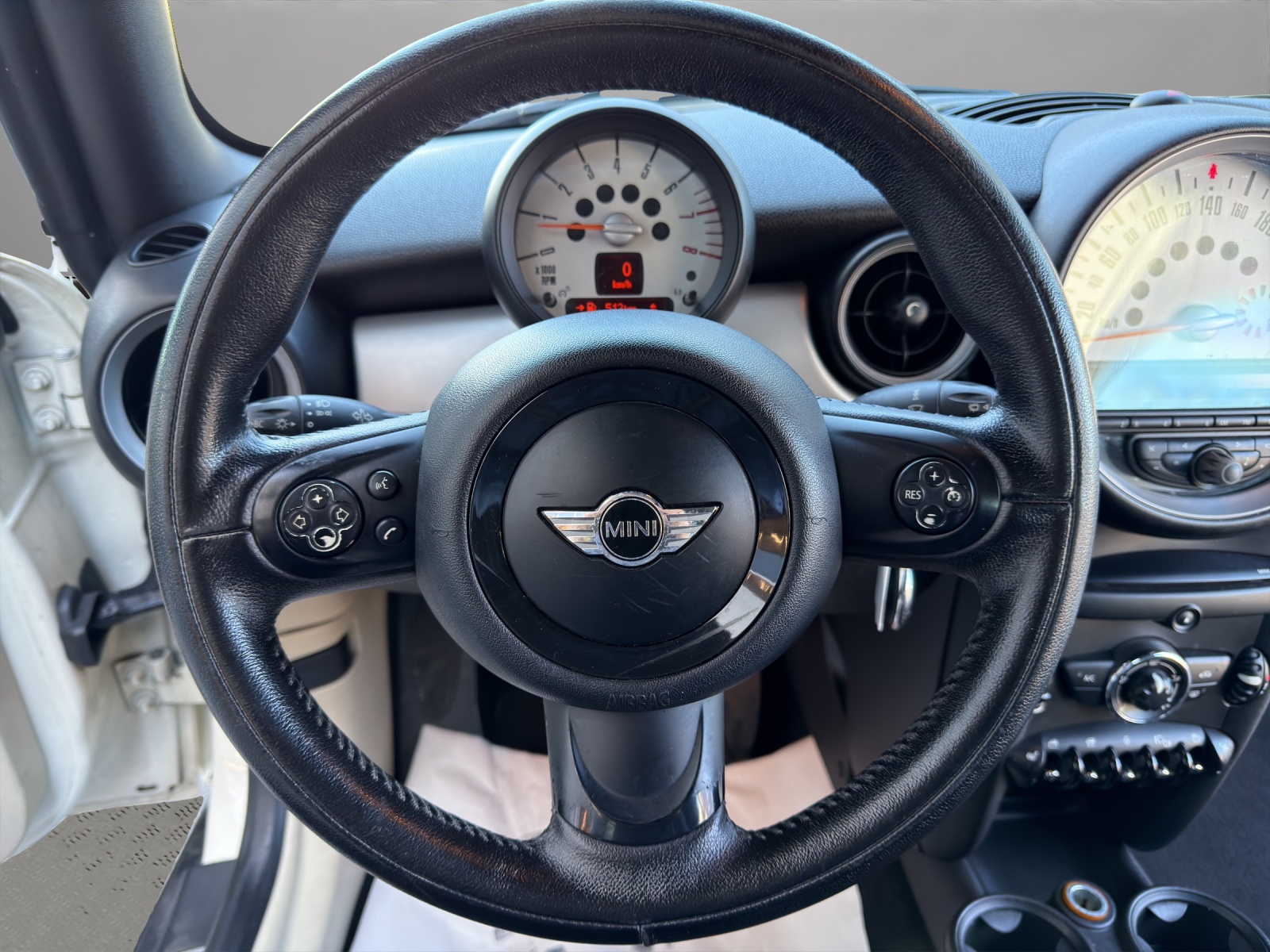 MINI One Cabriolet-image-9