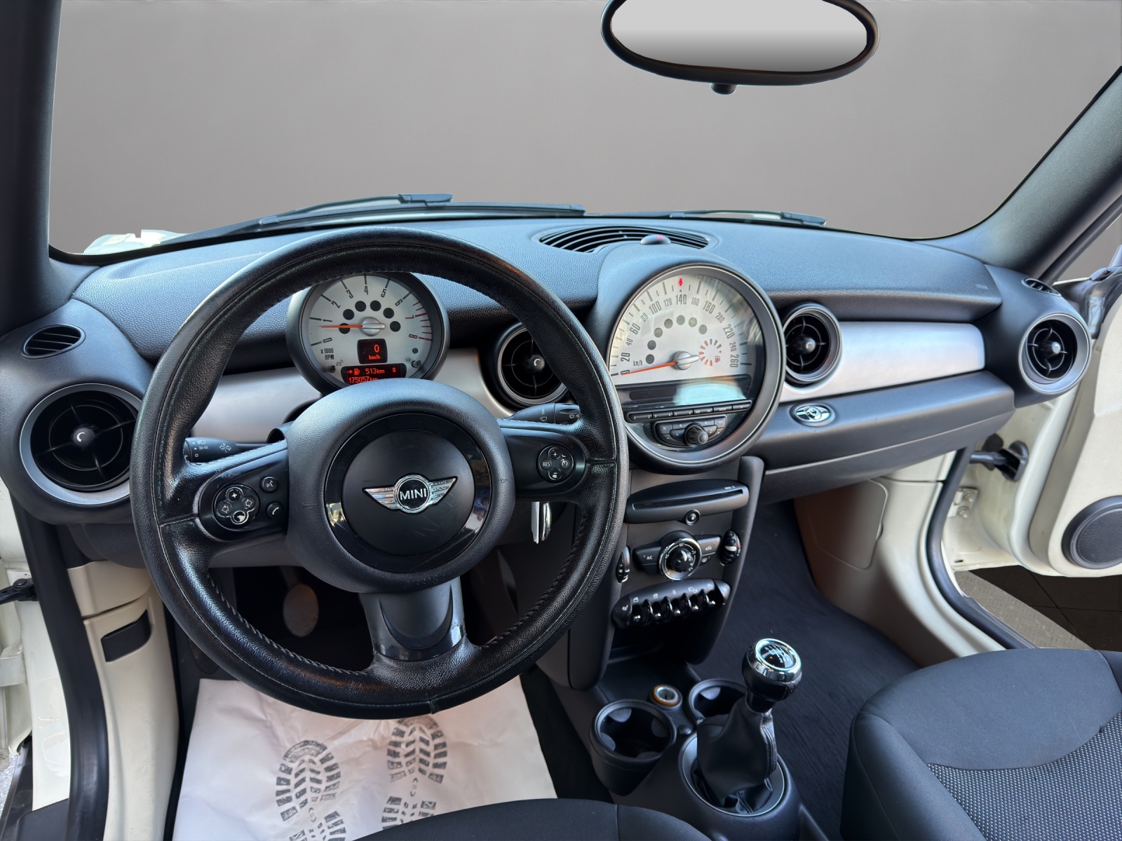 MINI One Cabriolet-image-13