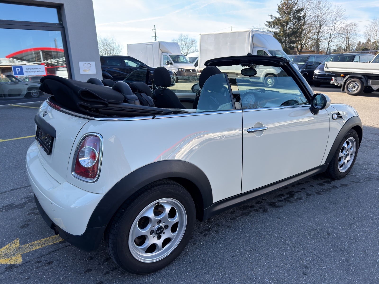 MINI One Cabriolet-image-21