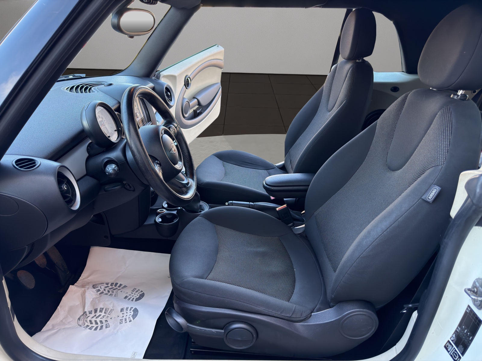 MINI One Cabriolet-image-8