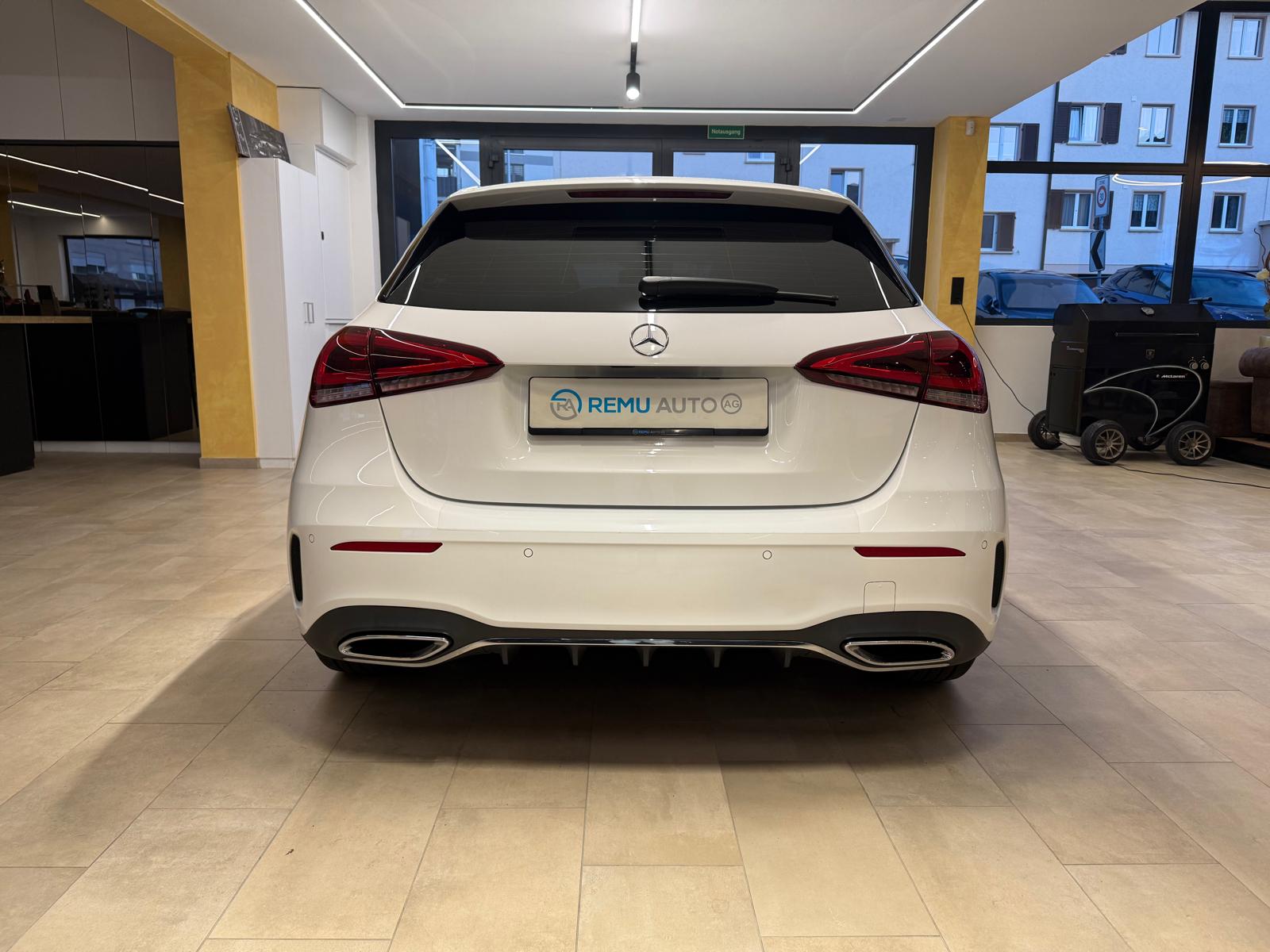 MERCEDES-BENZ A200 AMG Line 7G-DCT-showroom-element-3