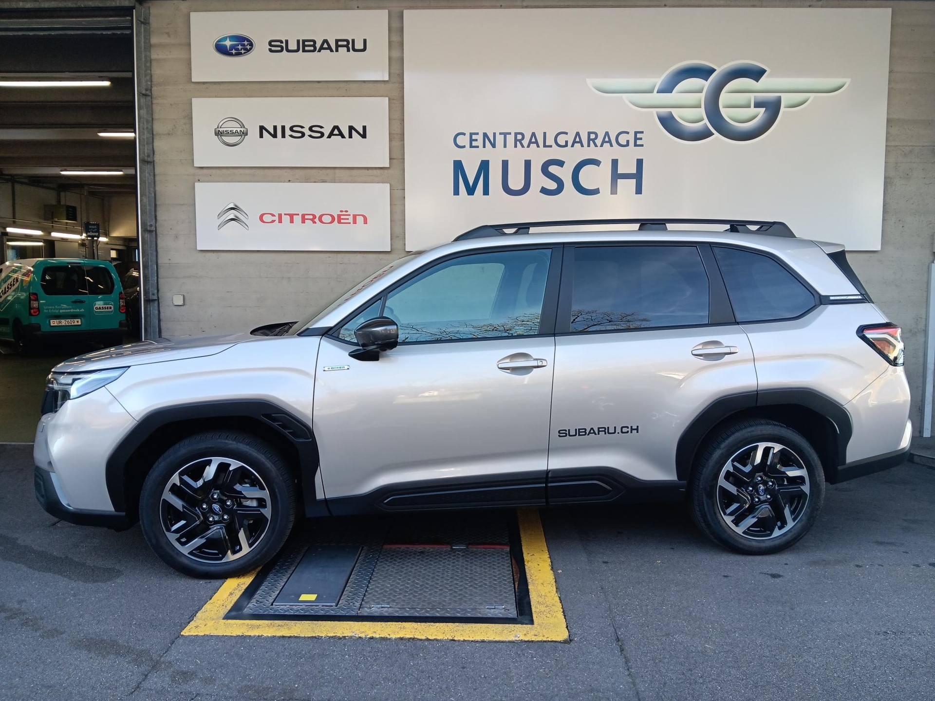 SUBARU Forester 2.0i e-Boxer Swiss Plus Lineartronic-showroom-element-3