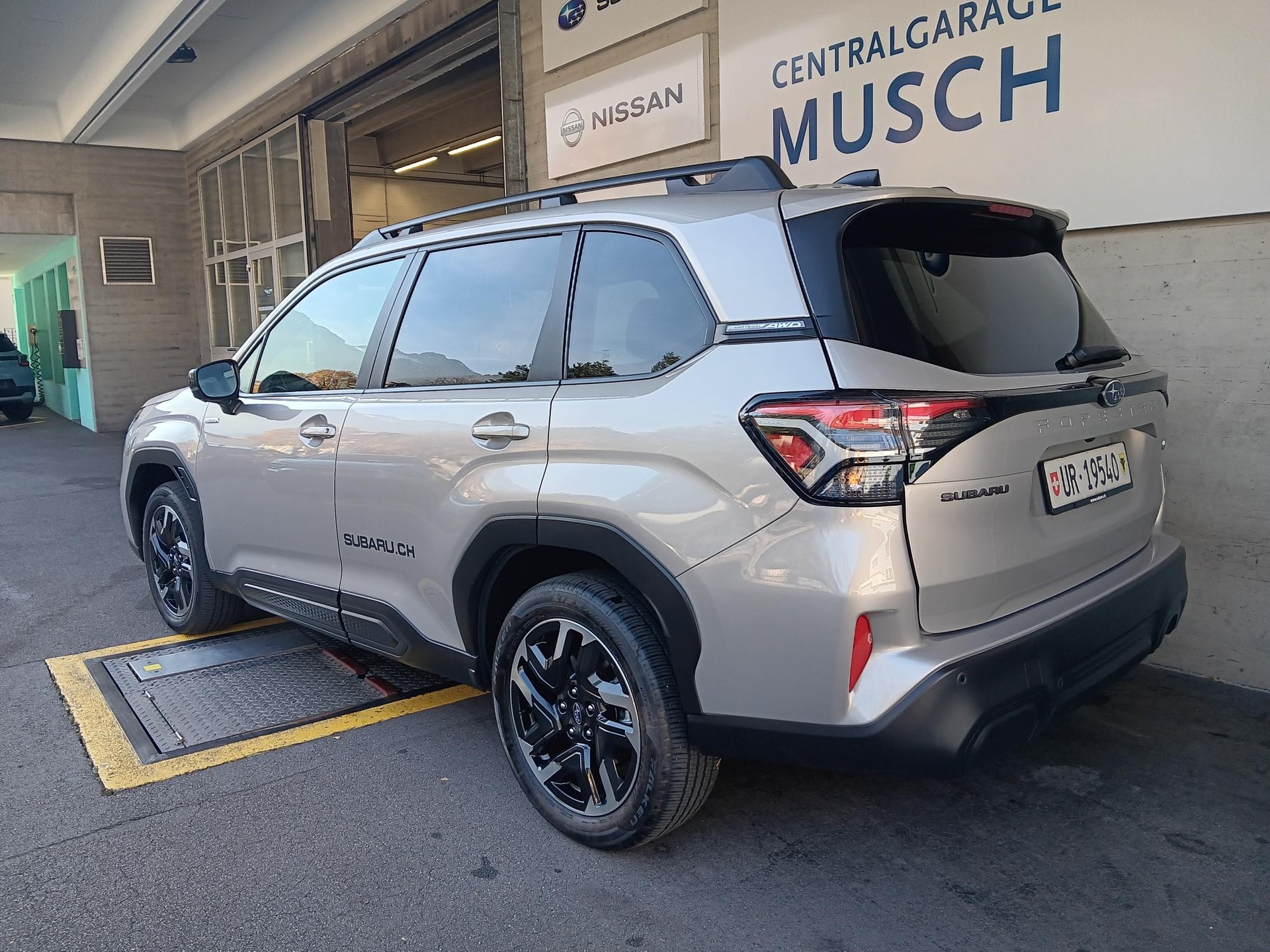 SUBARU Forester 2.0i e-Boxer Swiss Plus Lineartronic-image-4