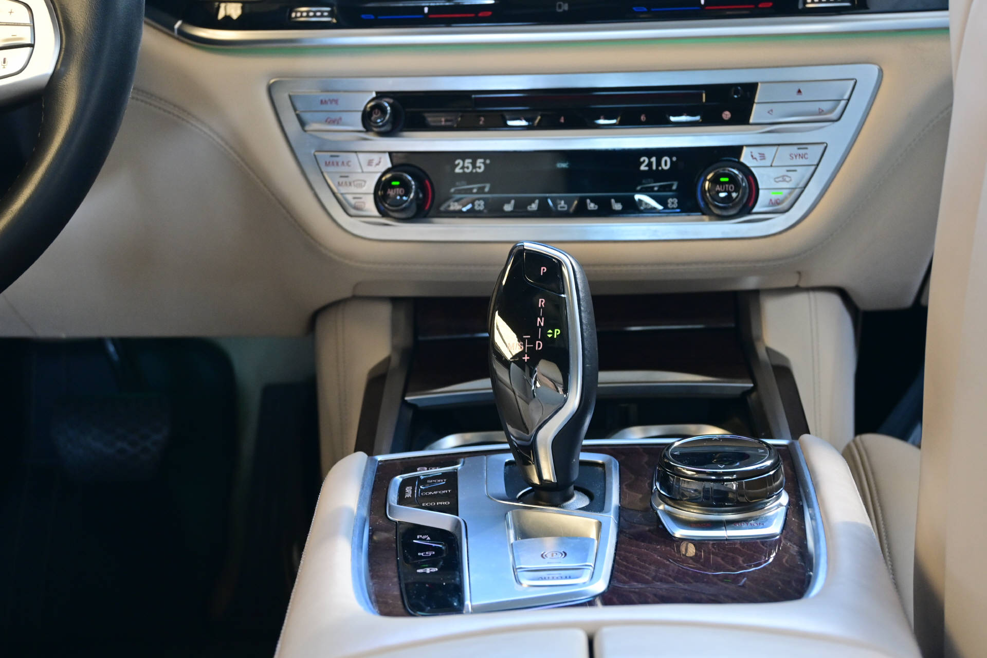 BMW 750Li xDrive **Individual**Pack Executive Lounge**-image-21