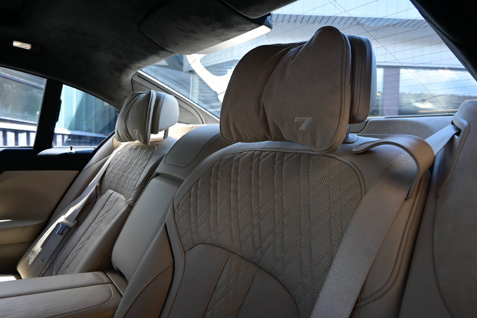 BMW 750Li xDrive **Individual**Pack Executive Lounge**-image-25