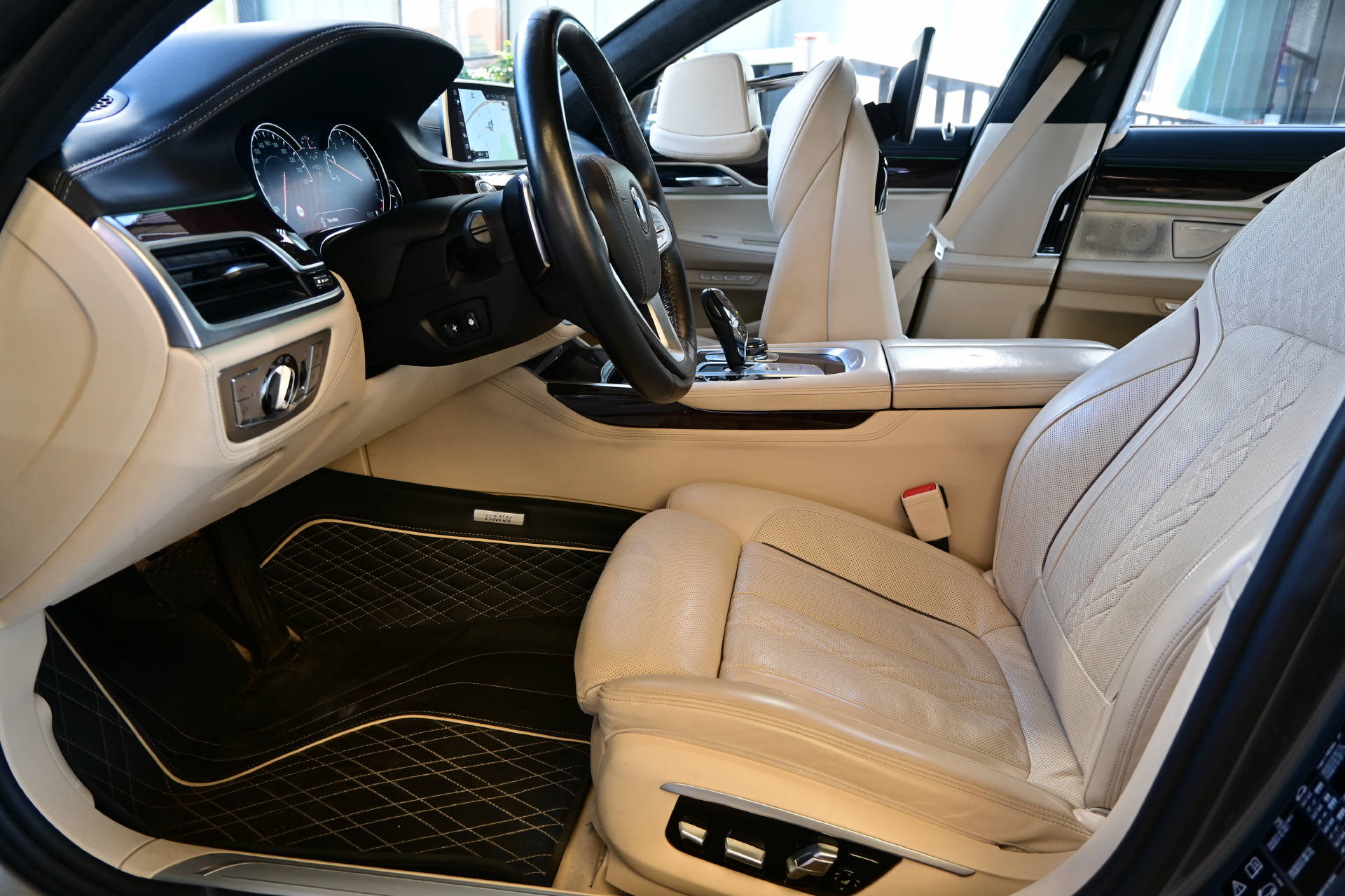 BMW 750Li xDrive **Individual**Pack Executive Lounge**-image-11