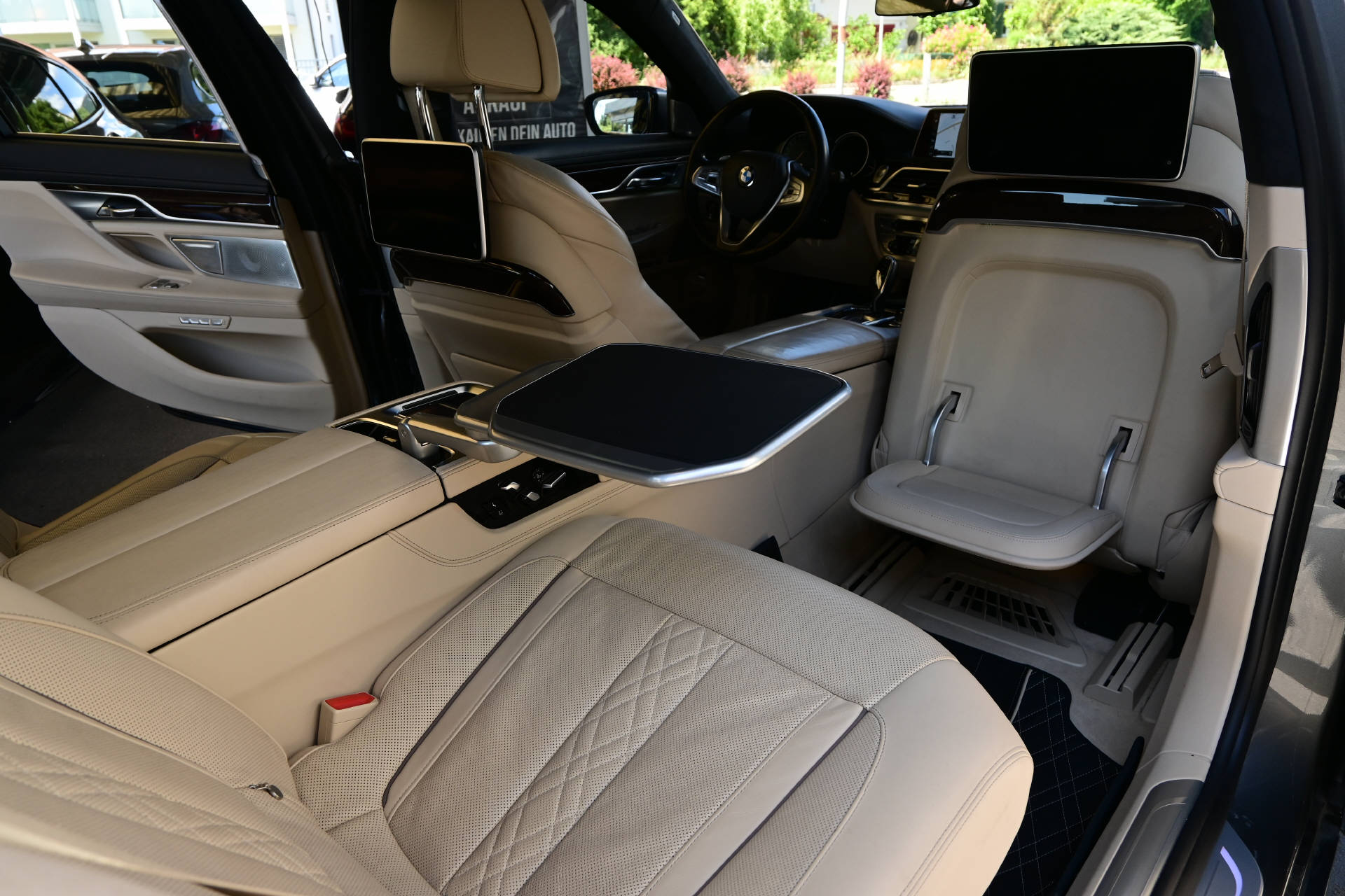 BMW 750Li xDrive **Individual**Pack Executive Lounge**-image-26