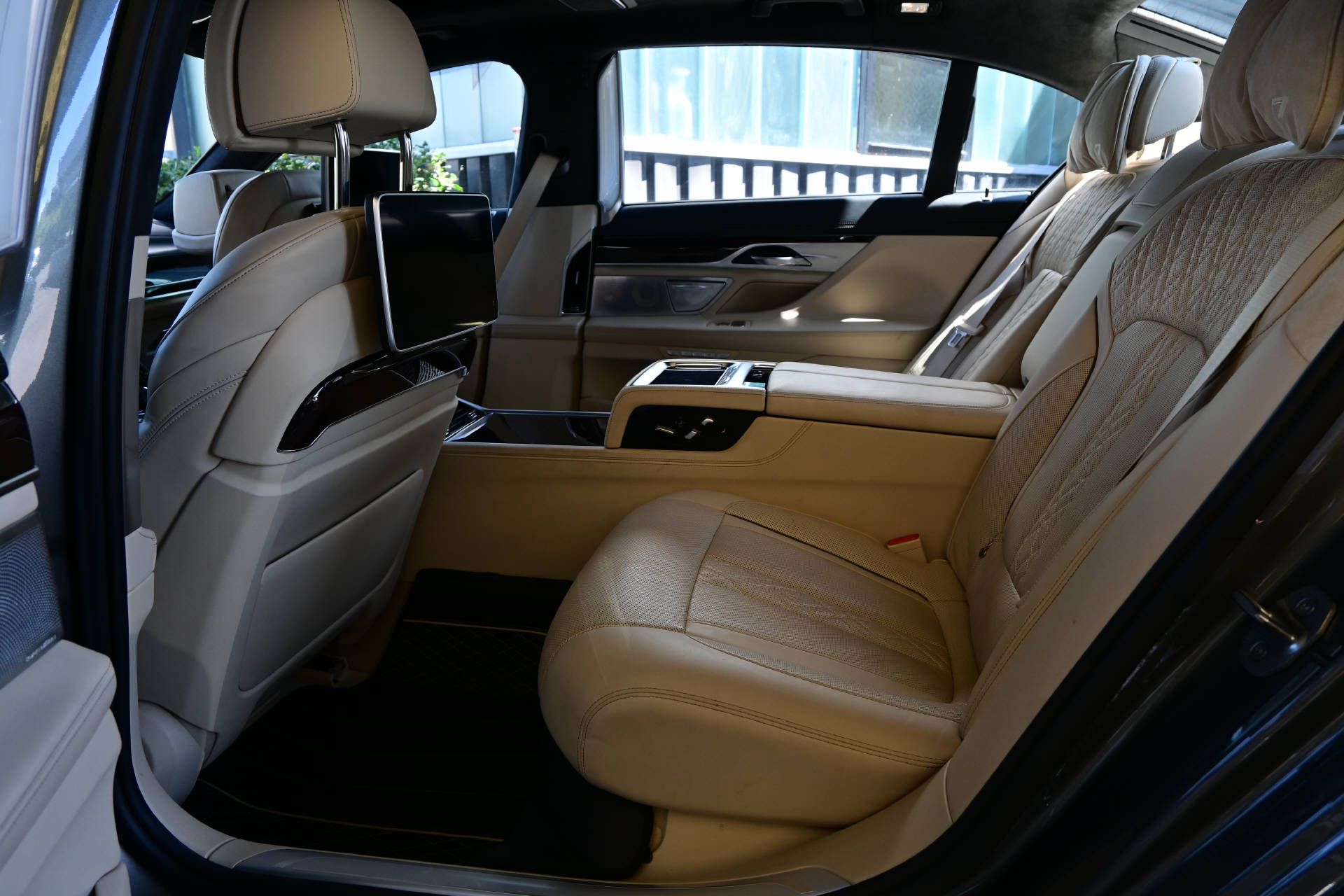 BMW 750Li xDrive **Individual**Pack Executive Lounge**-image-22