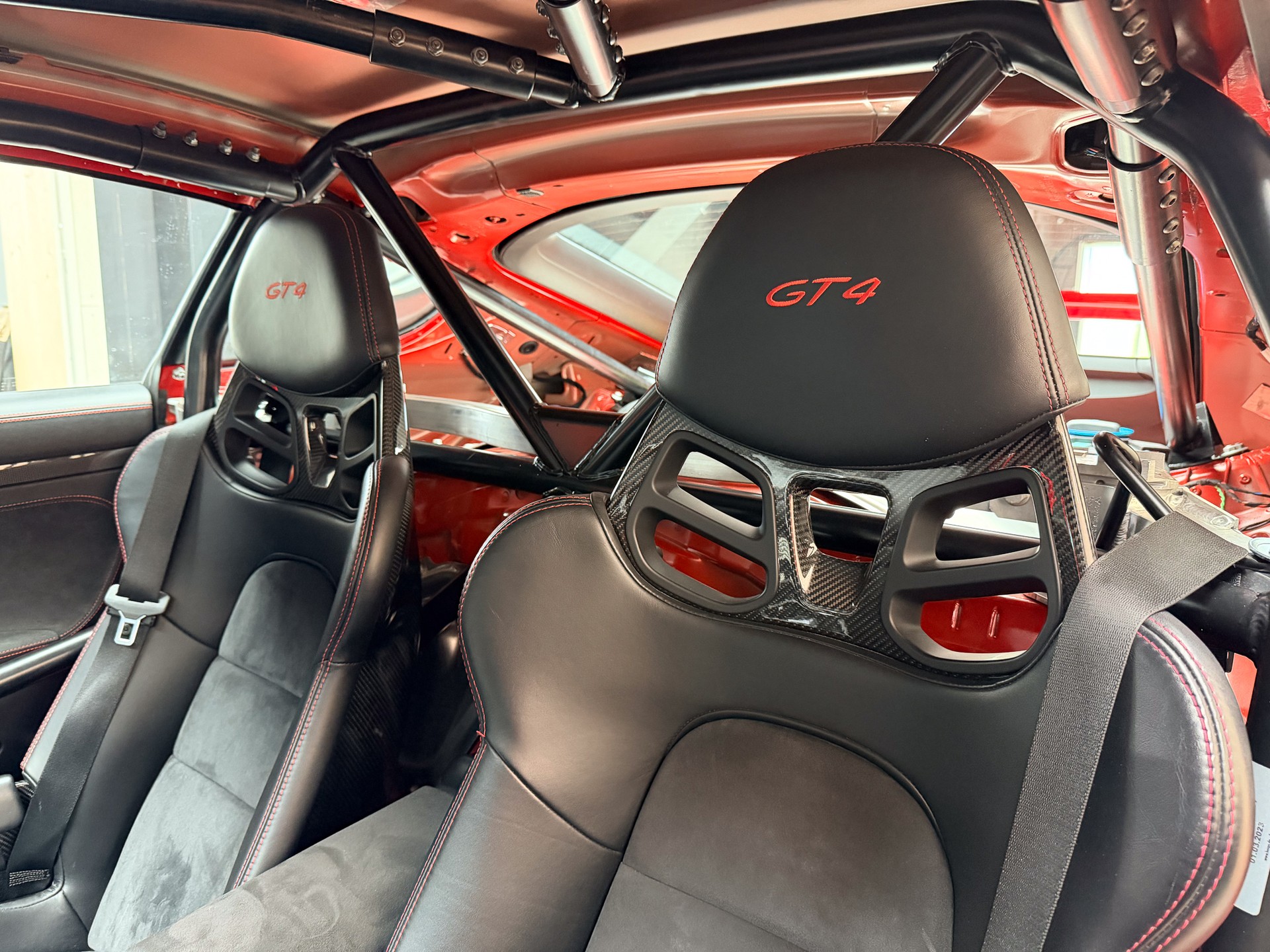 PORSCHE Cayman GT4-image-8
