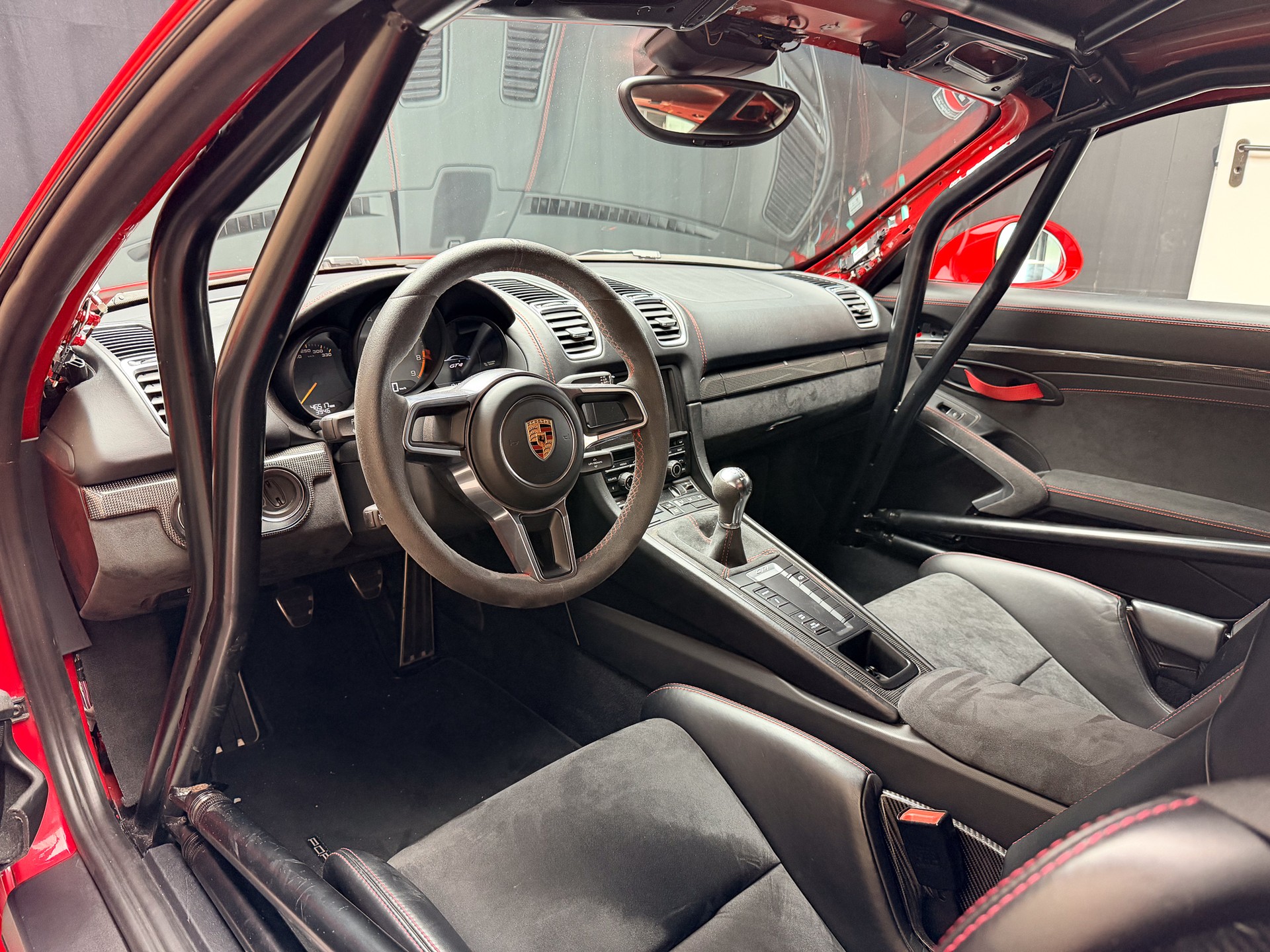 PORSCHE Cayman GT4-image-7