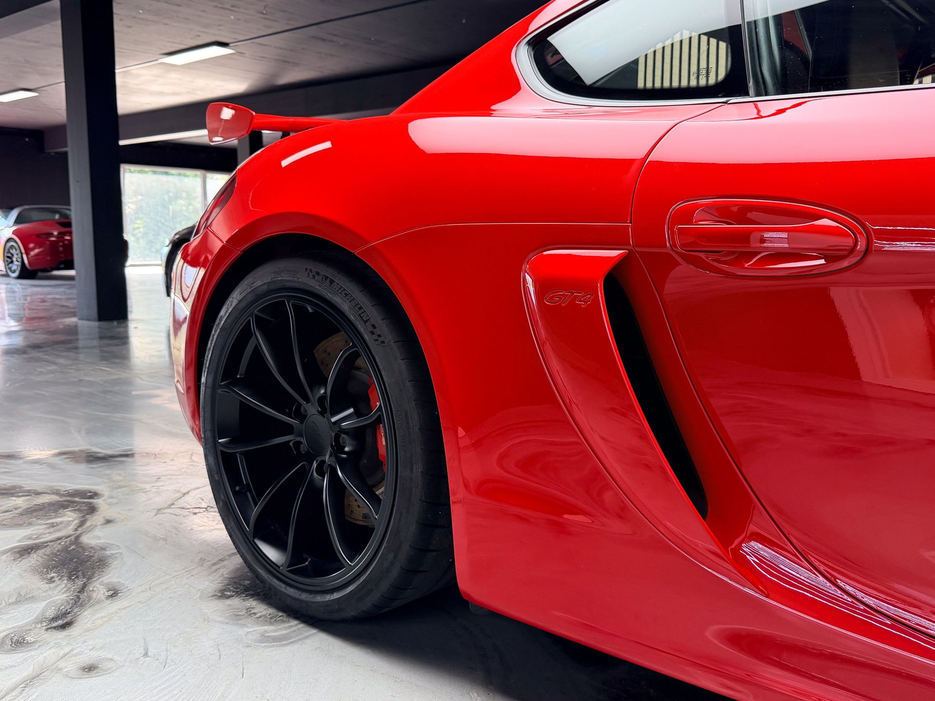 PORSCHE Cayman GT4-showroom-element-3
