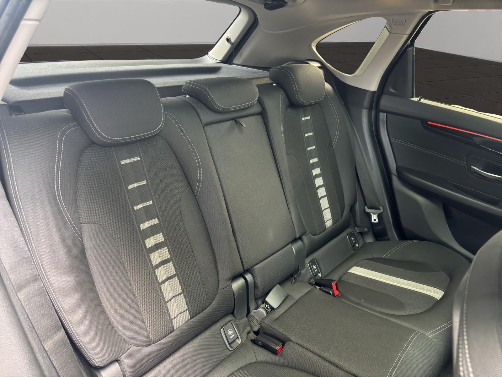 BMW 218i Active Tourer-image-11