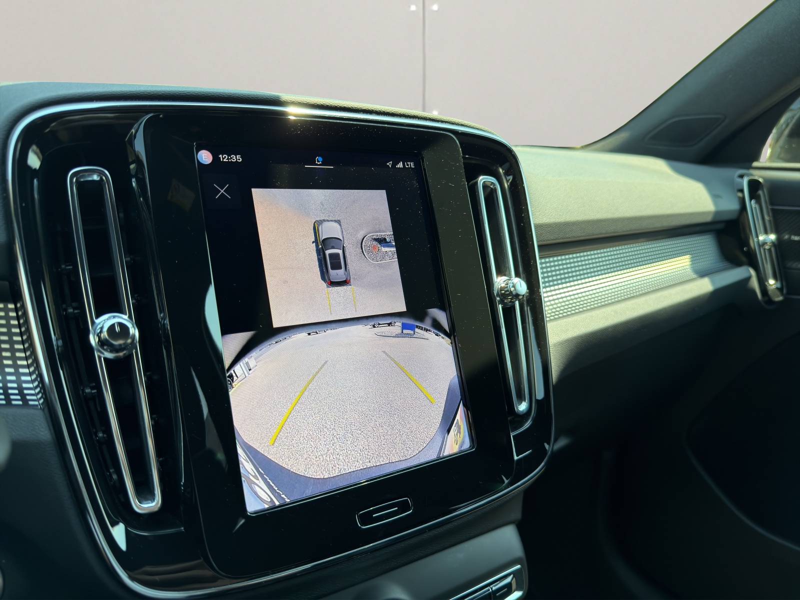 VOLVO XC40 2.0 B3 MH Plus Dark-image-15