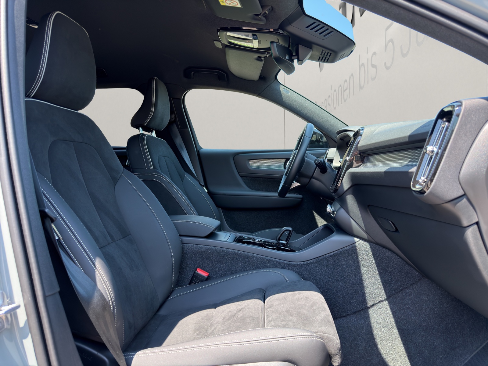 VOLVO XC40 2.0 B3 MH Plus Dark-image-9