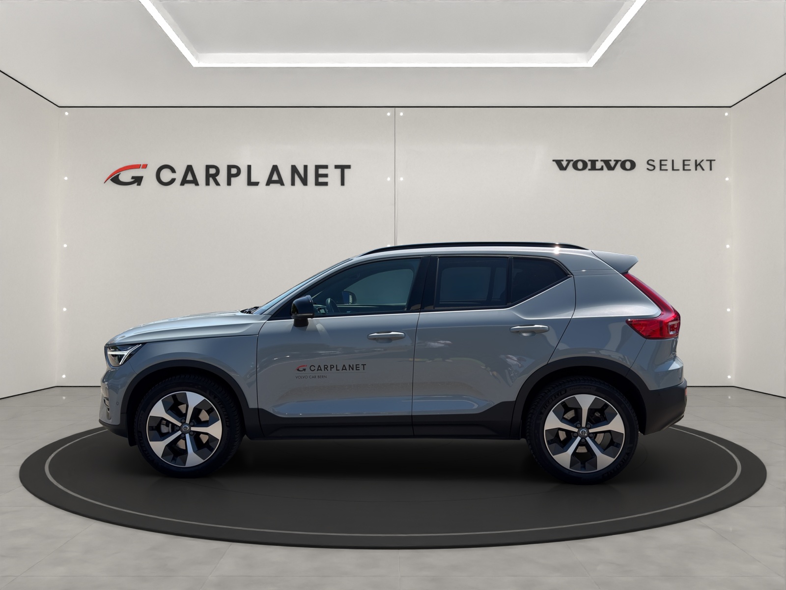 VOLVO XC40 2.0 B3 MH Plus Dark-showroom-element-2