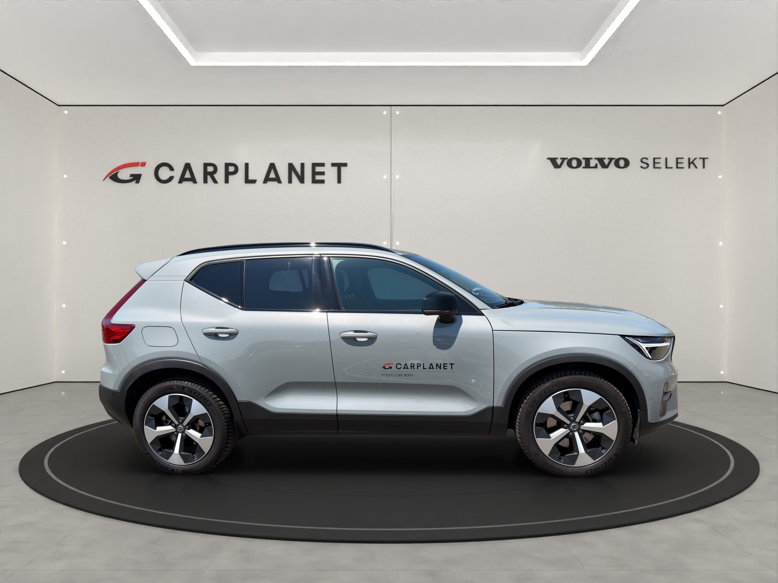 VOLVO XC40 2.0 B3 MH Plus Dark-showroom-element-1
