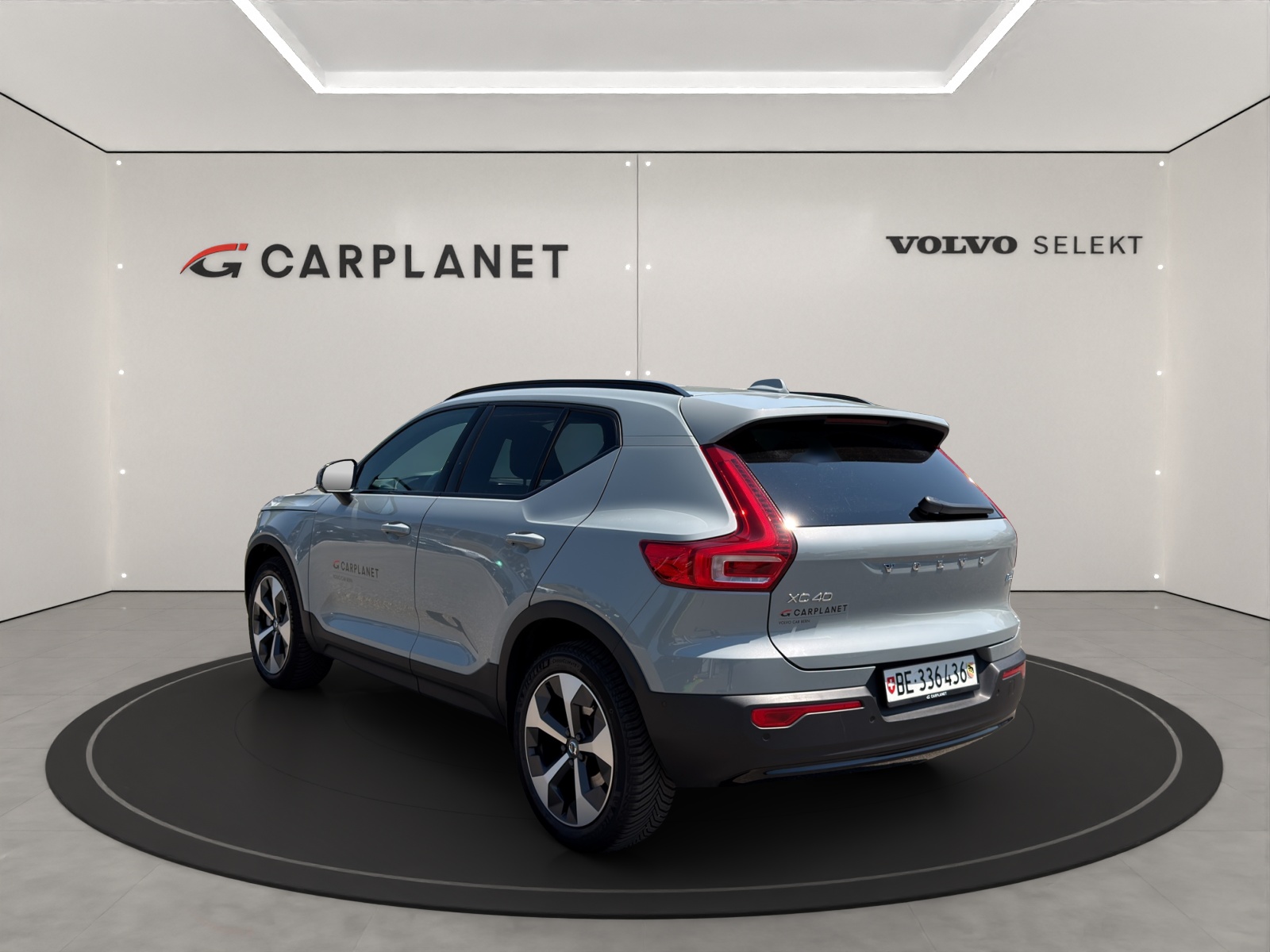 VOLVO XC40 2.0 B3 MH Plus Dark-showroom-element-3