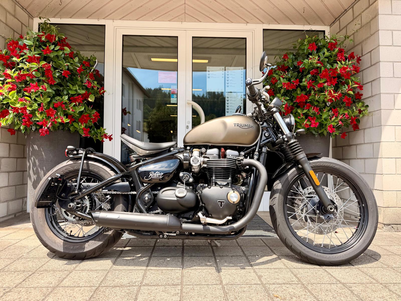 TRIUMPH Bonneville 1200 Bobber ABS-image-2