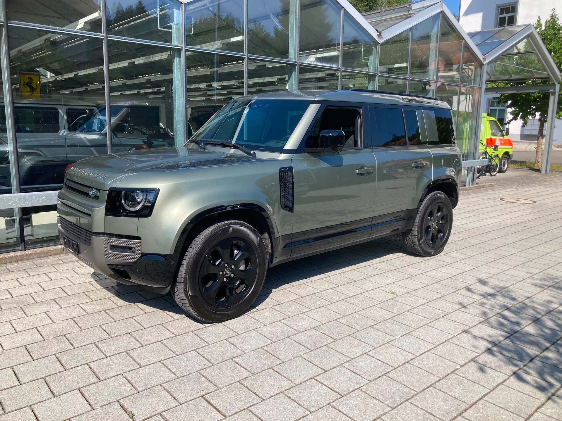 LAND ROVER Defender 110 P300e Si4 PHEV X-Dynamic SE AT8-showroom-element-3