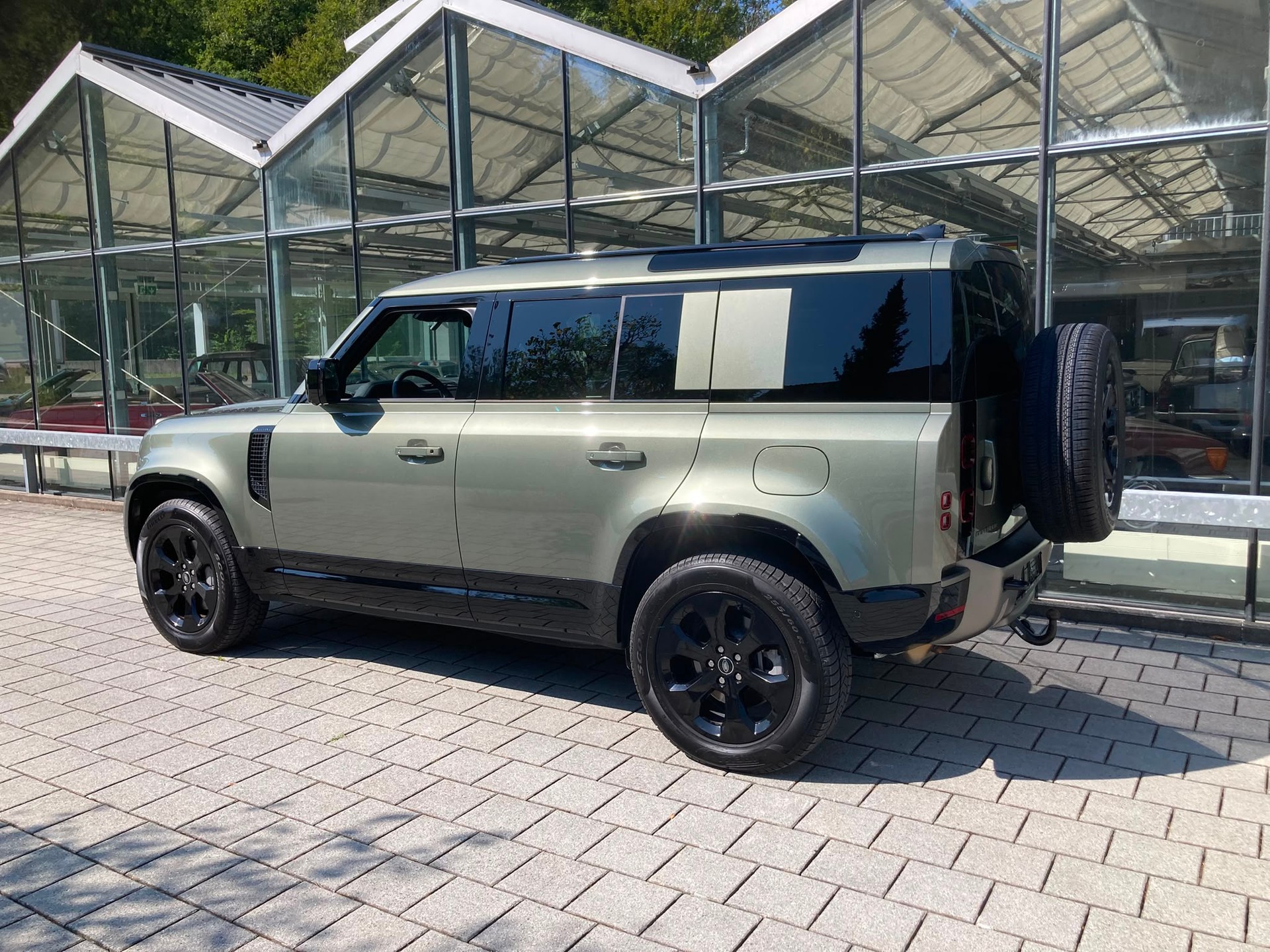 LAND ROVER Defender 110 P300e Si4 PHEV X-Dynamic SE AT8-showroom-element-2