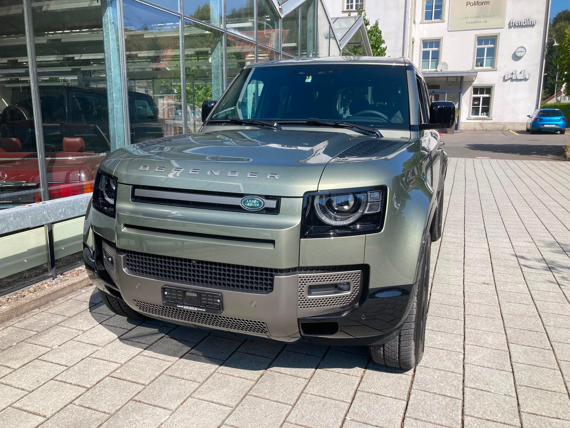 LAND ROVER Defender 110 P300e Si4 PHEV X-Dynamic SE AT8-showroom-element-1