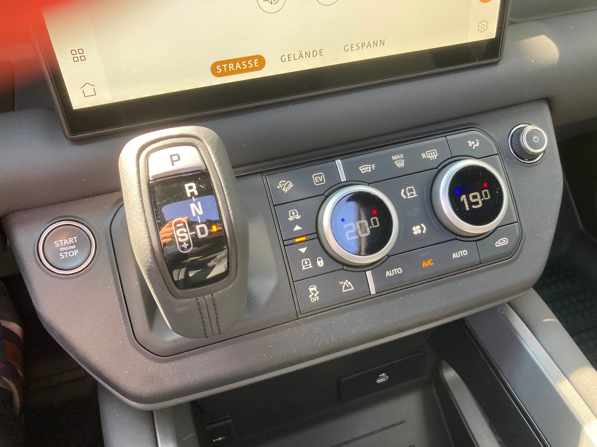 LAND ROVER Defender 110 P300e Si4 PHEV X-Dynamic SE AT8-image-7