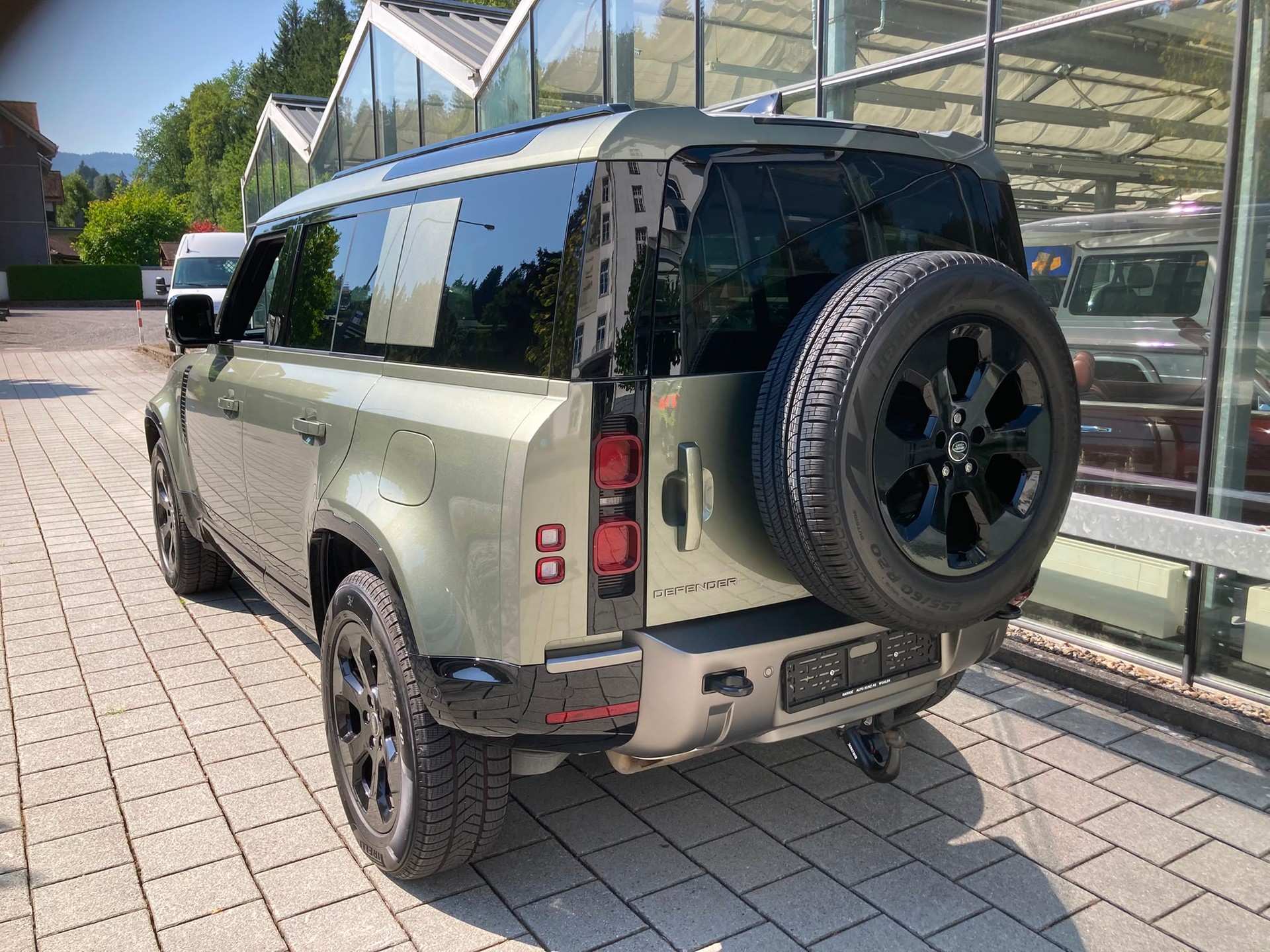 LAND ROVER Defender 110 P300e Si4 PHEV X-Dynamic SE AT8-image-4