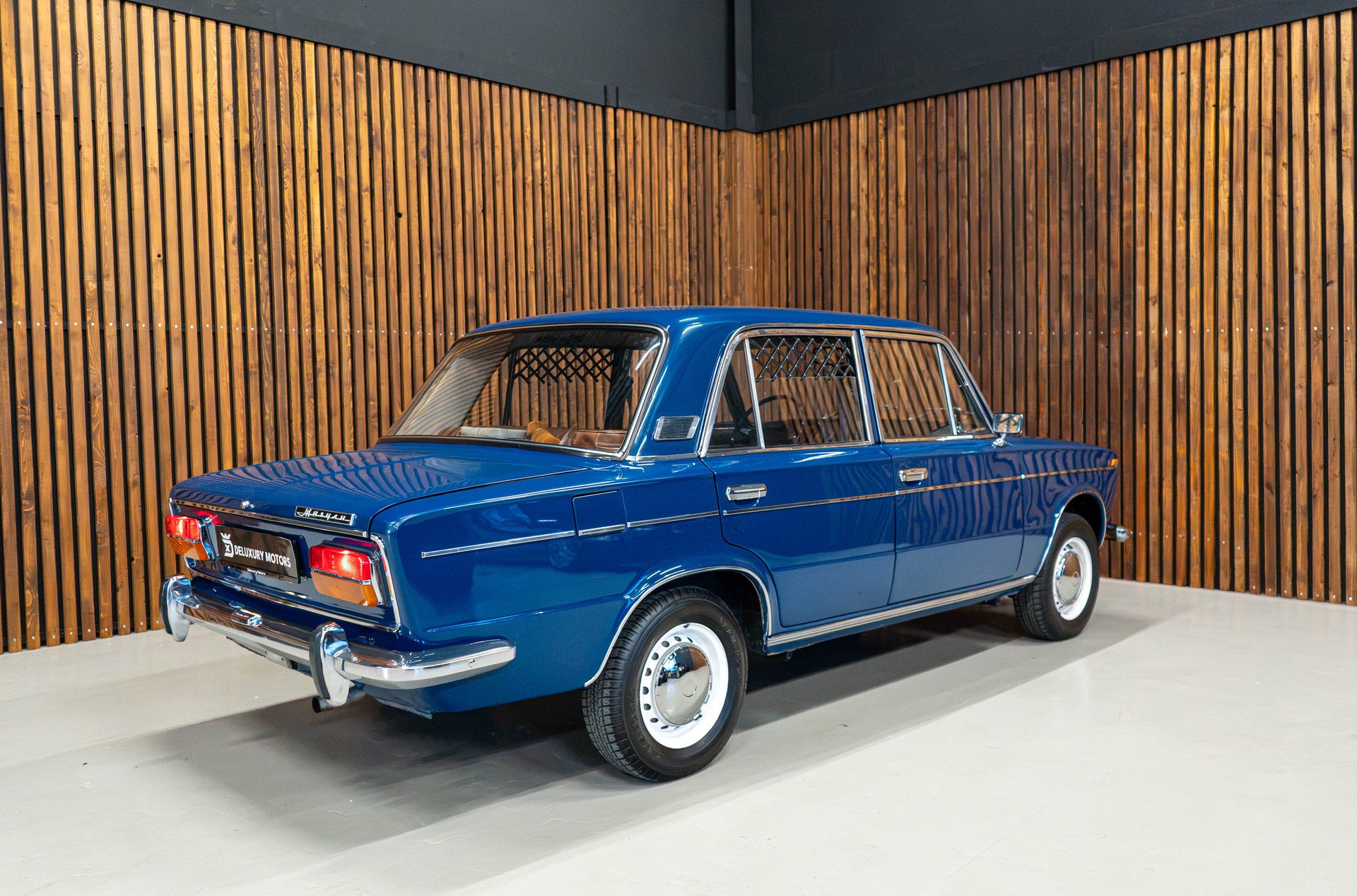 LADA 2103-showroom-element-1