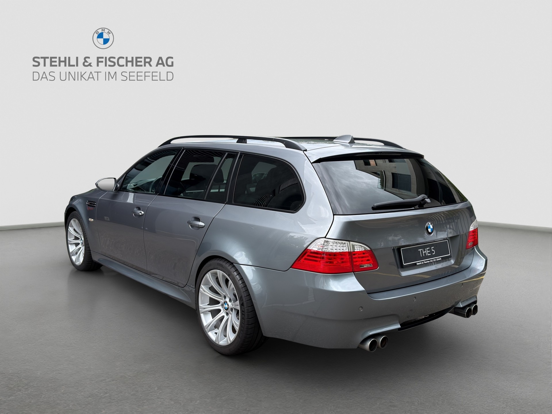 BMW M5 Touring-showroom-element-3