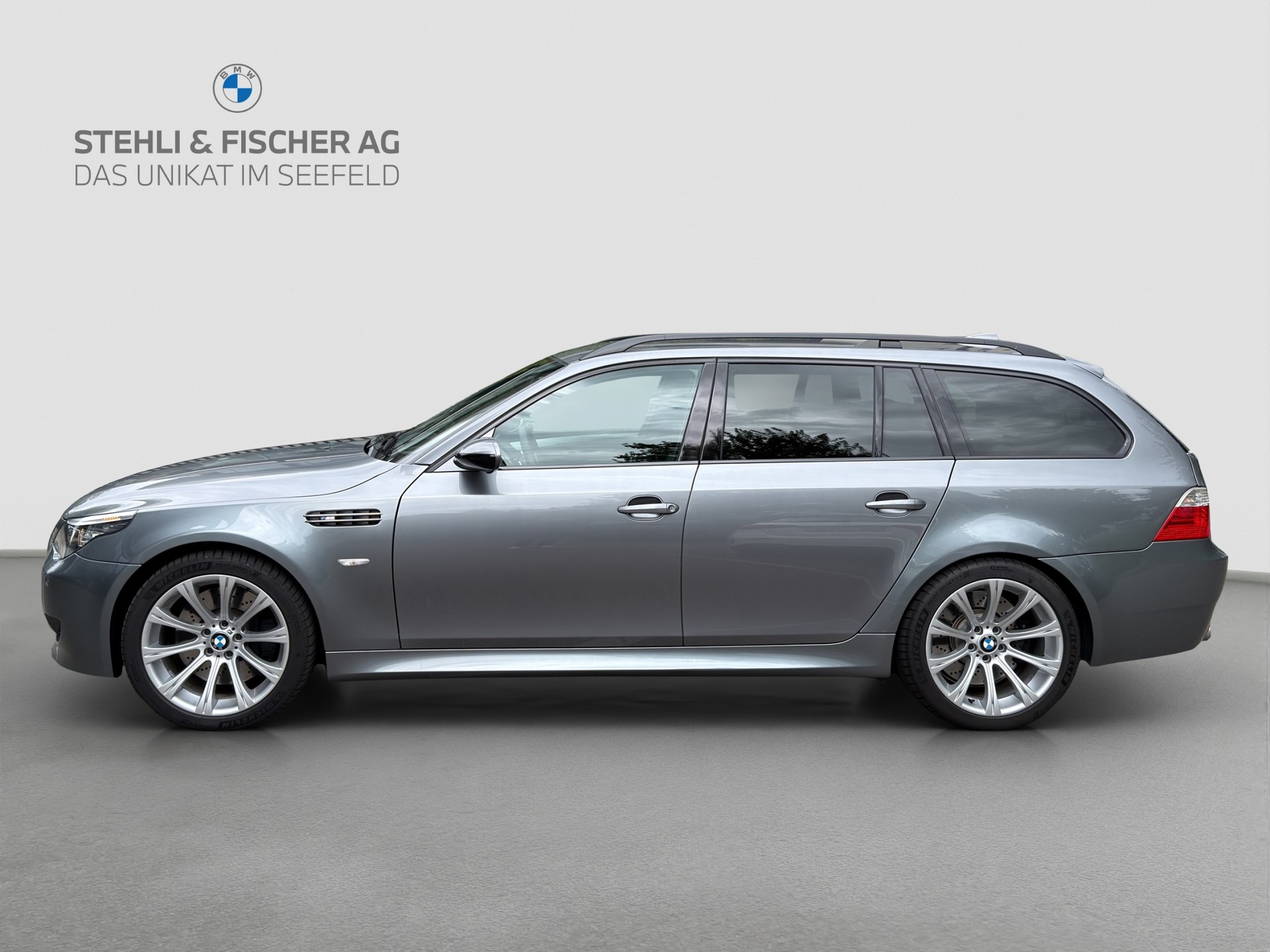BMW M5 Touring-showroom-element-2