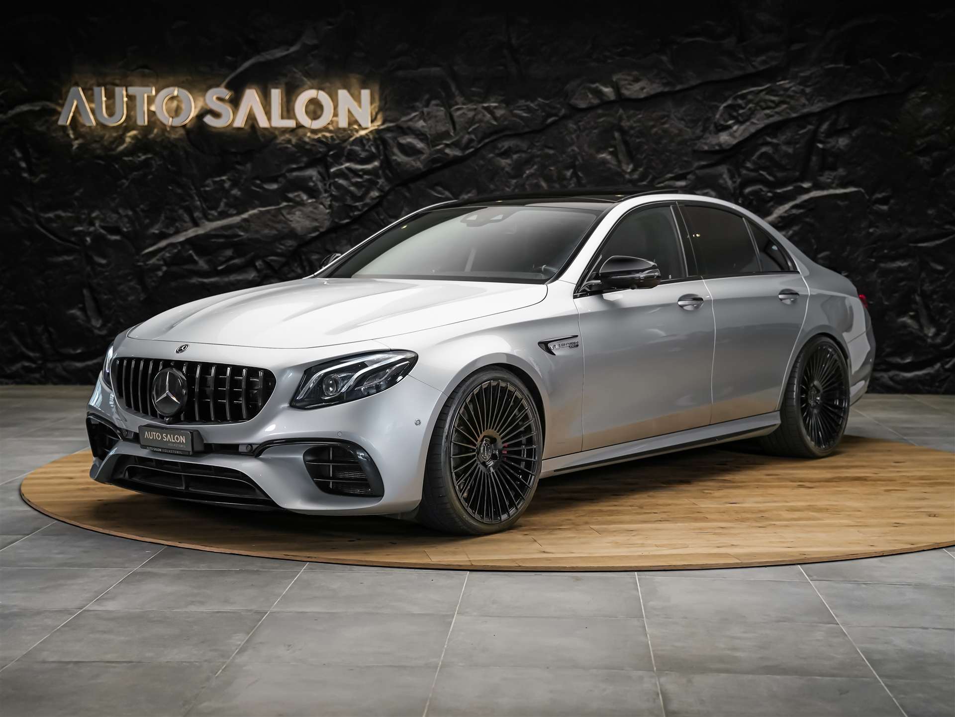 MERCEDES-BENZ E 63 S AMG 4matic *21" Felgen*Panorama*Sitzbelüftung*Massage*Ambientebeleuchtung*-showroom-element-1
