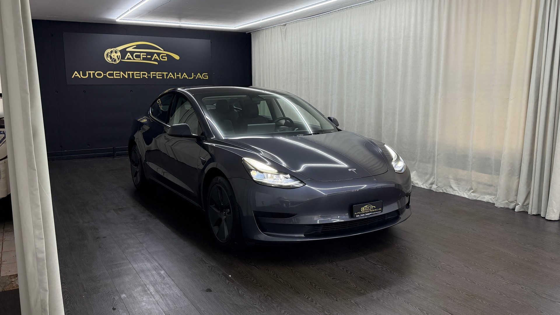 TESLA Model 3-showroom-element-2