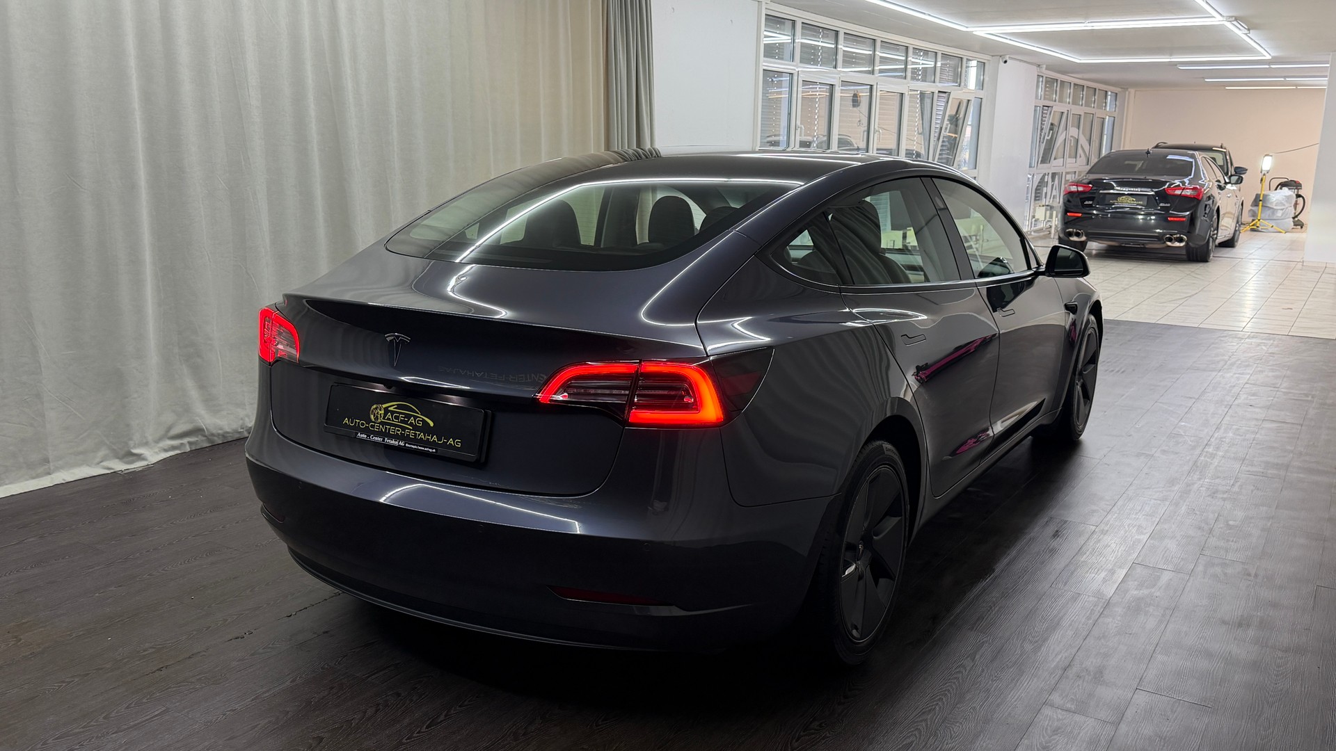 TESLA Model 3-showroom-element-3