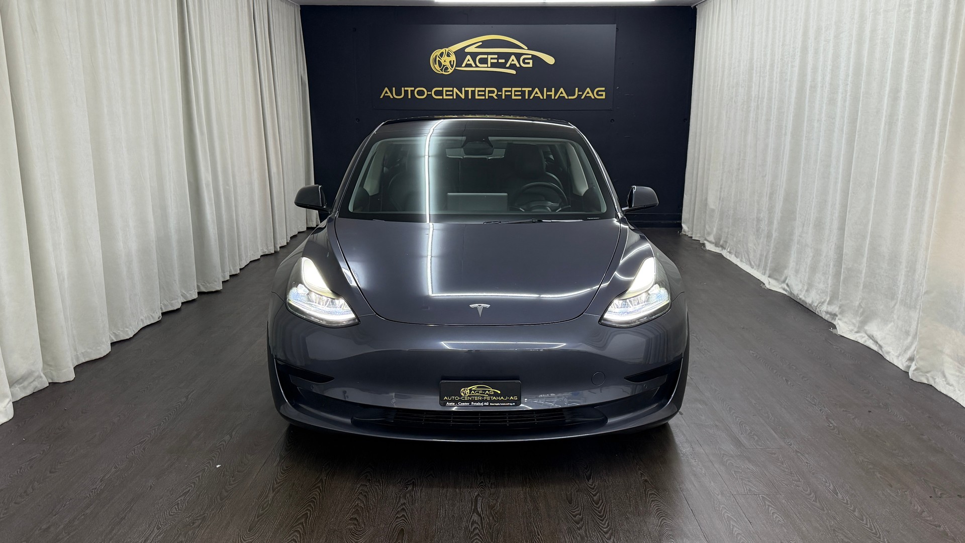 TESLA Model 3-showroom-element-1