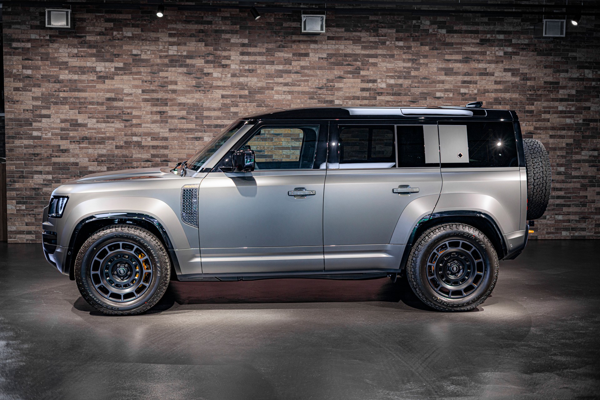 LAND ROVER 110 Octa Edition One-image-2