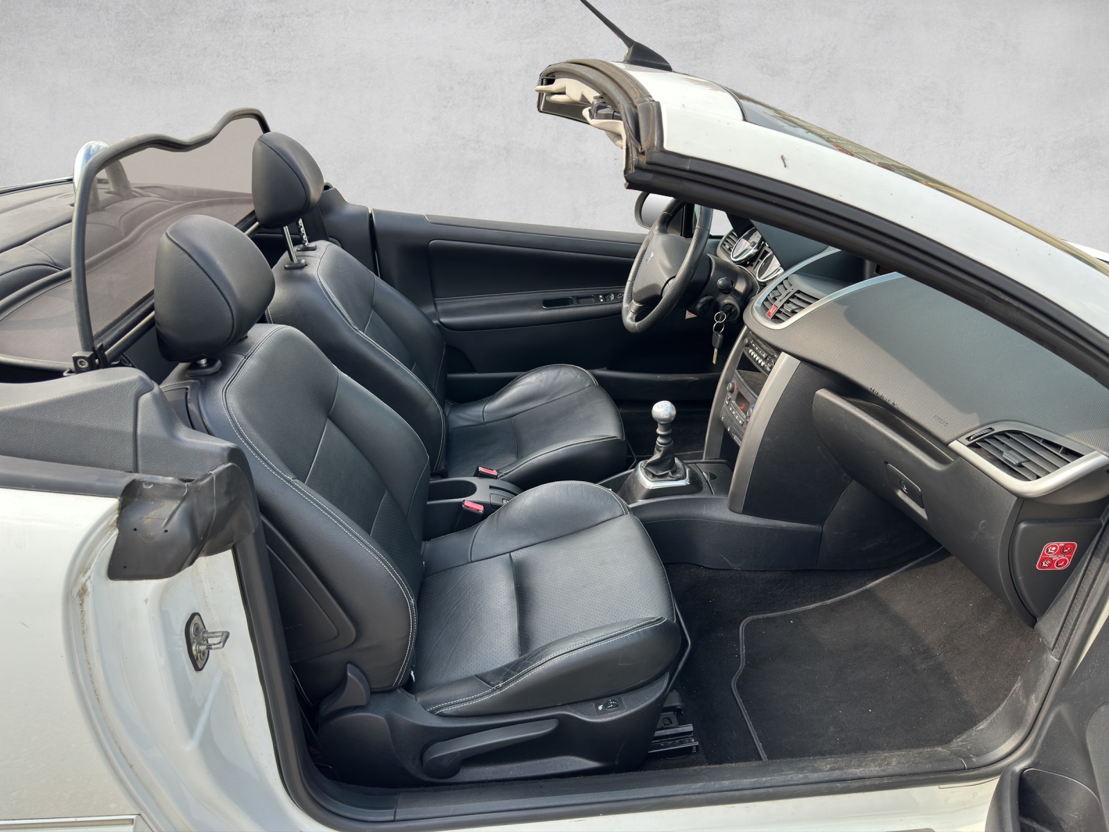 PEUGEOT 207 CC 1.6 16V Turbo Swiss Edition-image-12