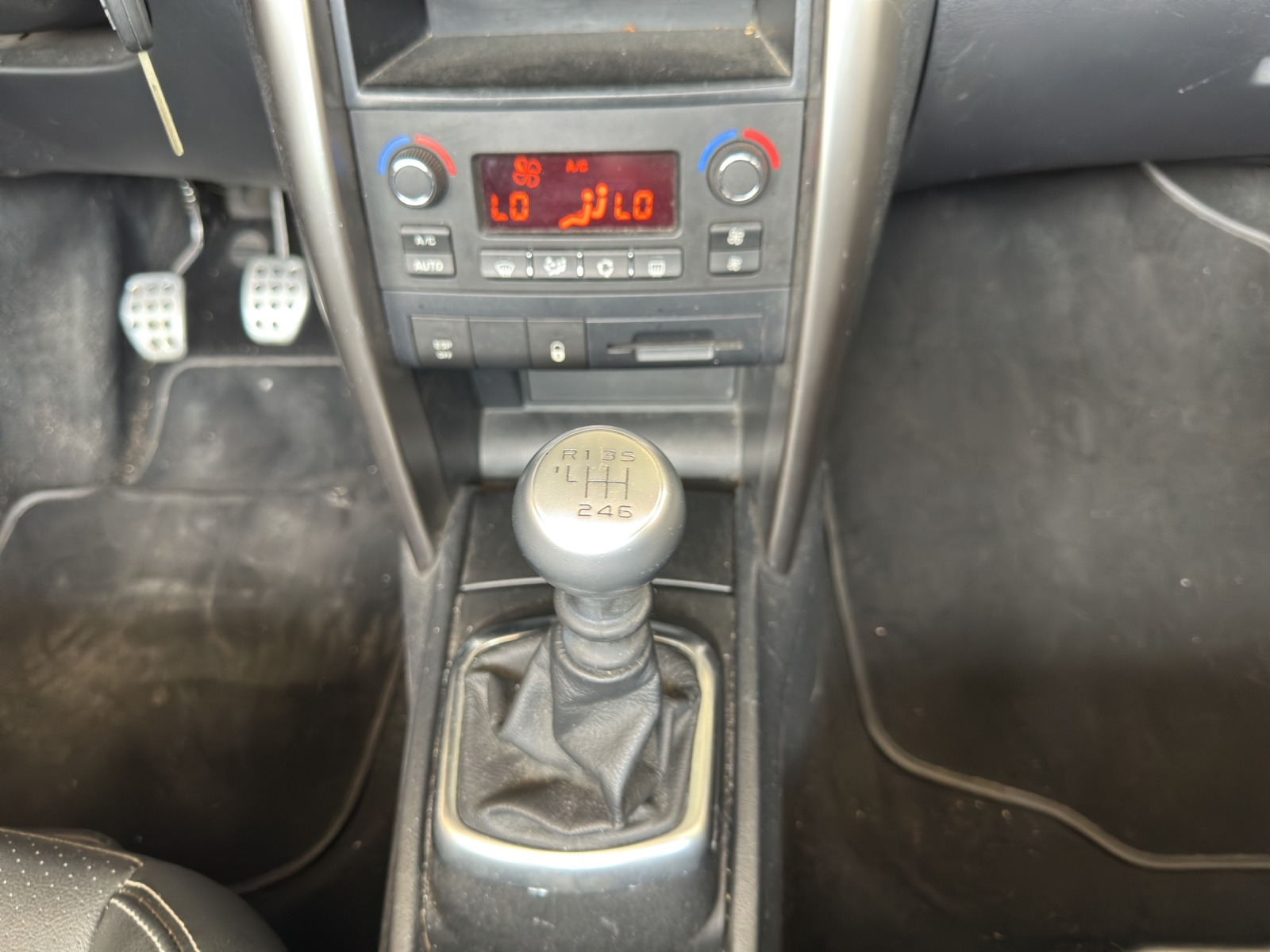 PEUGEOT 207 CC 1.6 16V Turbo Swiss Edition-image-11