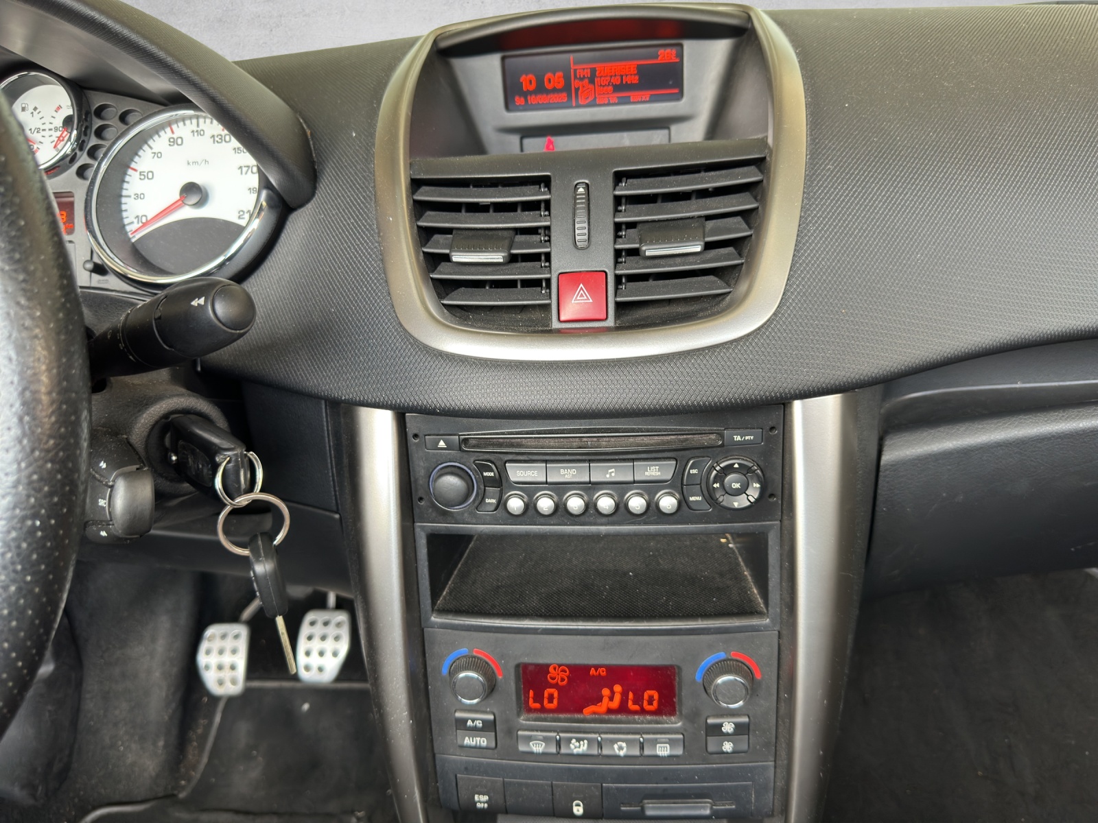 PEUGEOT 207 CC 1.6 16V Turbo Swiss Edition-image-10