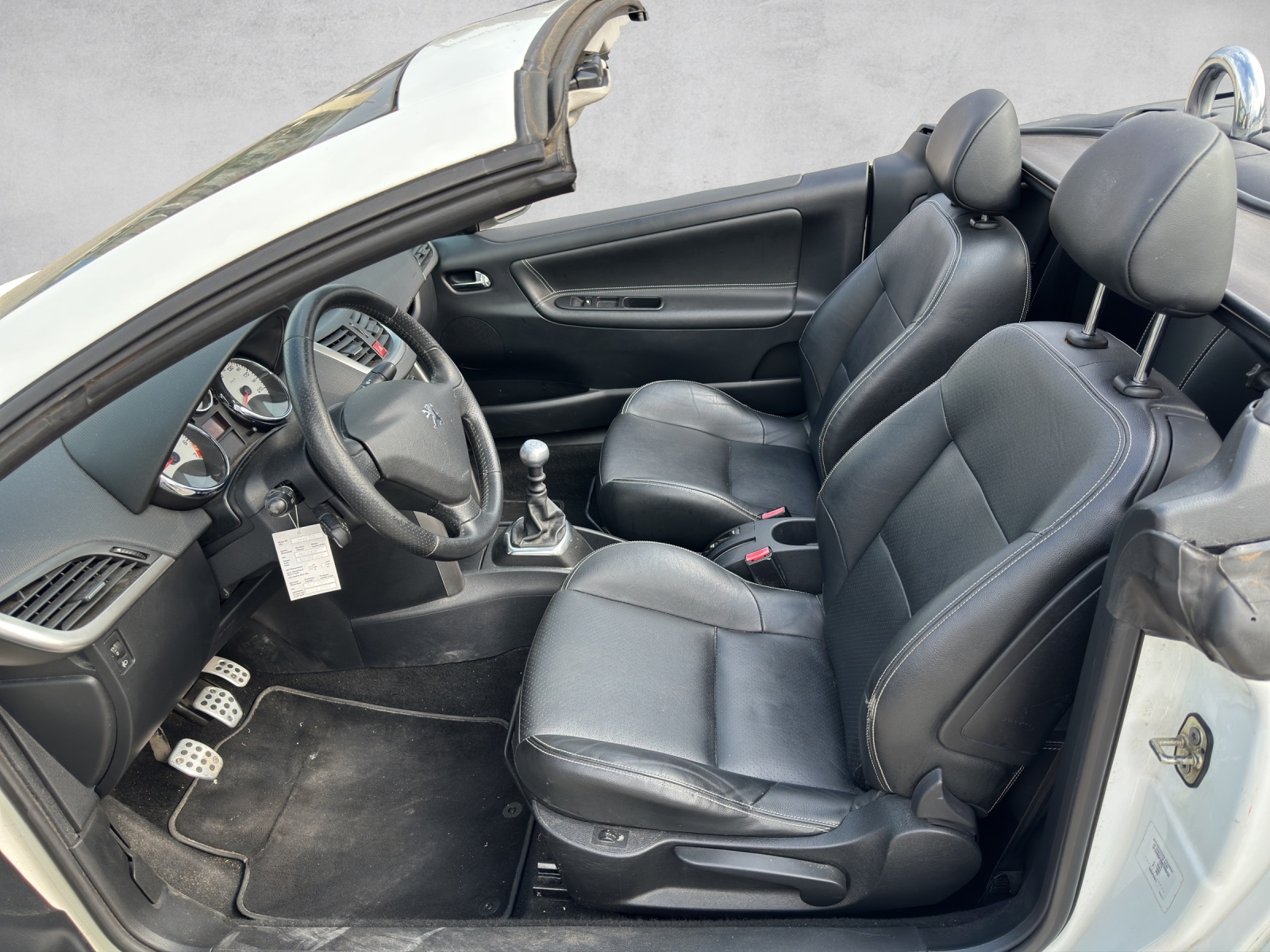 PEUGEOT 207 CC 1.6 16V Turbo Swiss Edition-image-9